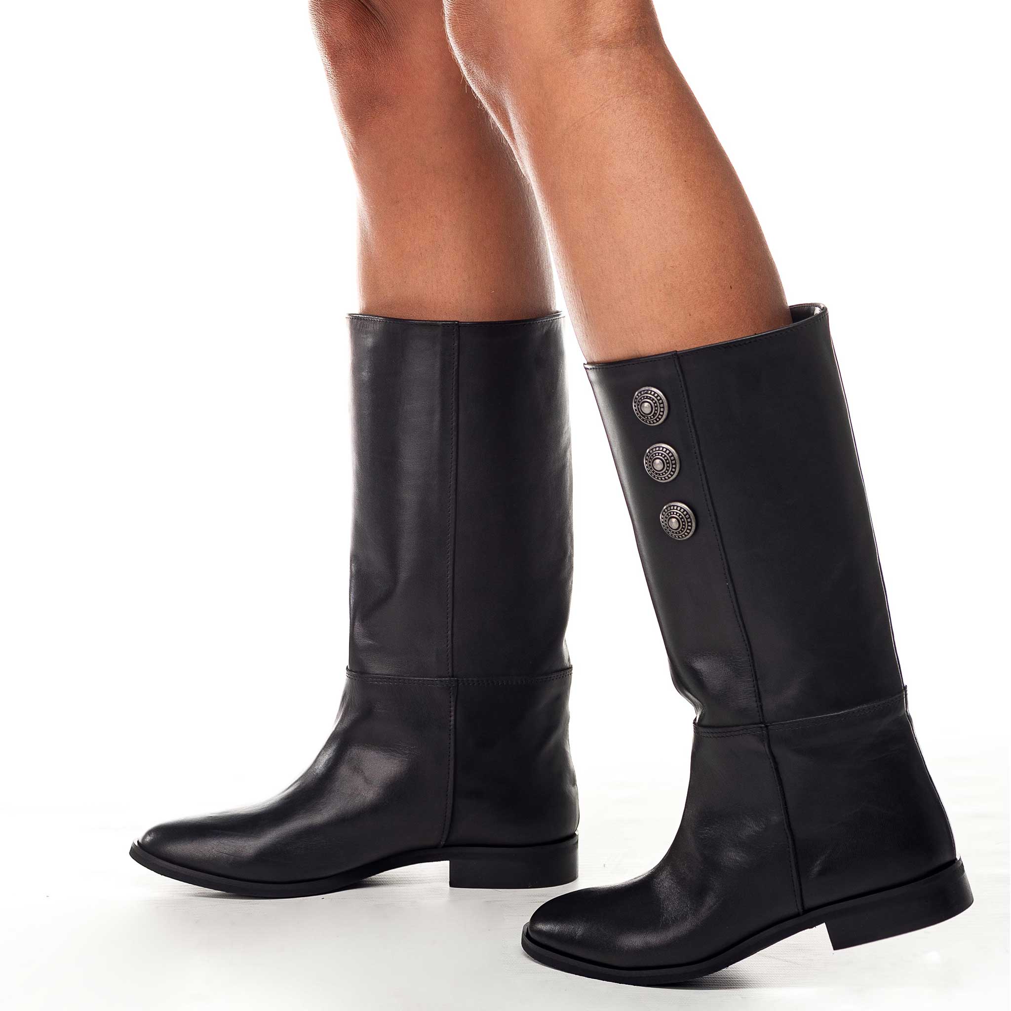 1180_LOW - Botín tubular en piel auténtica con botones bruñidos