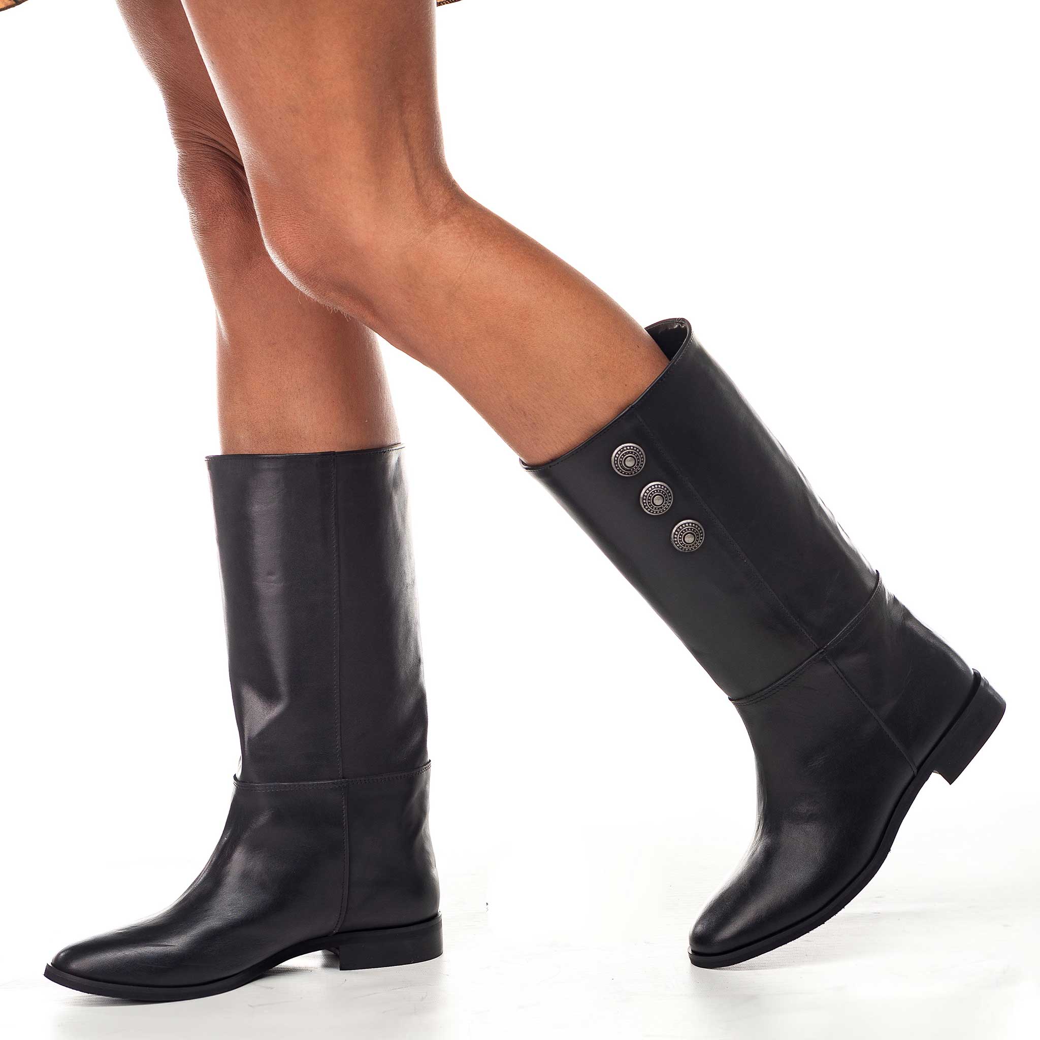 1180_LOW - Botín tubular en piel auténtica con botones bruñidos