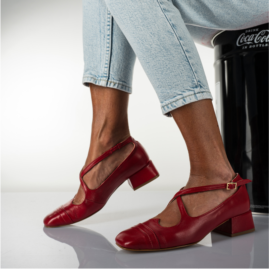 IRINA - Decolleté criss-cross in Pelle Rossa con scollo a cuore e cinturini ad incrocio sul collo del piede con punta quadrata