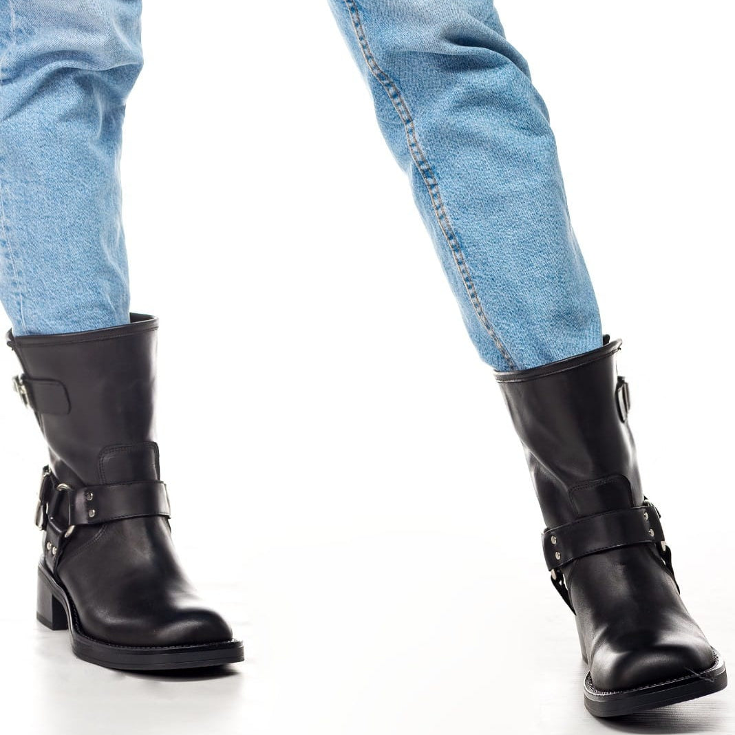 DAKOTA - Stivaletto tubolare mood Biker Anfibio in Pelle Nera con Fondo in Gomma e Fibbie