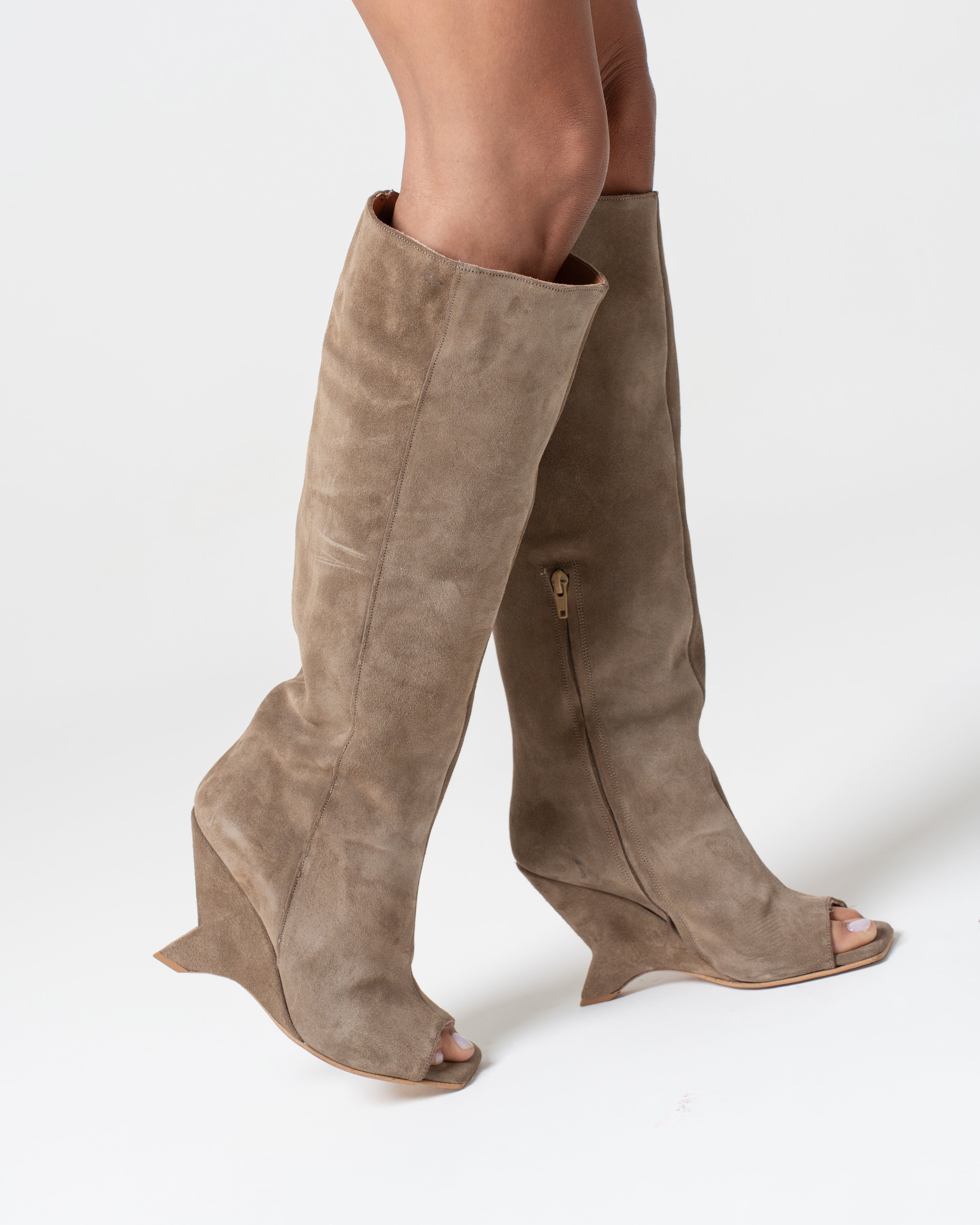 DALIAH_MID - Stivale spuntato in Vero Camoscio Daino con zeppa asimmetrica