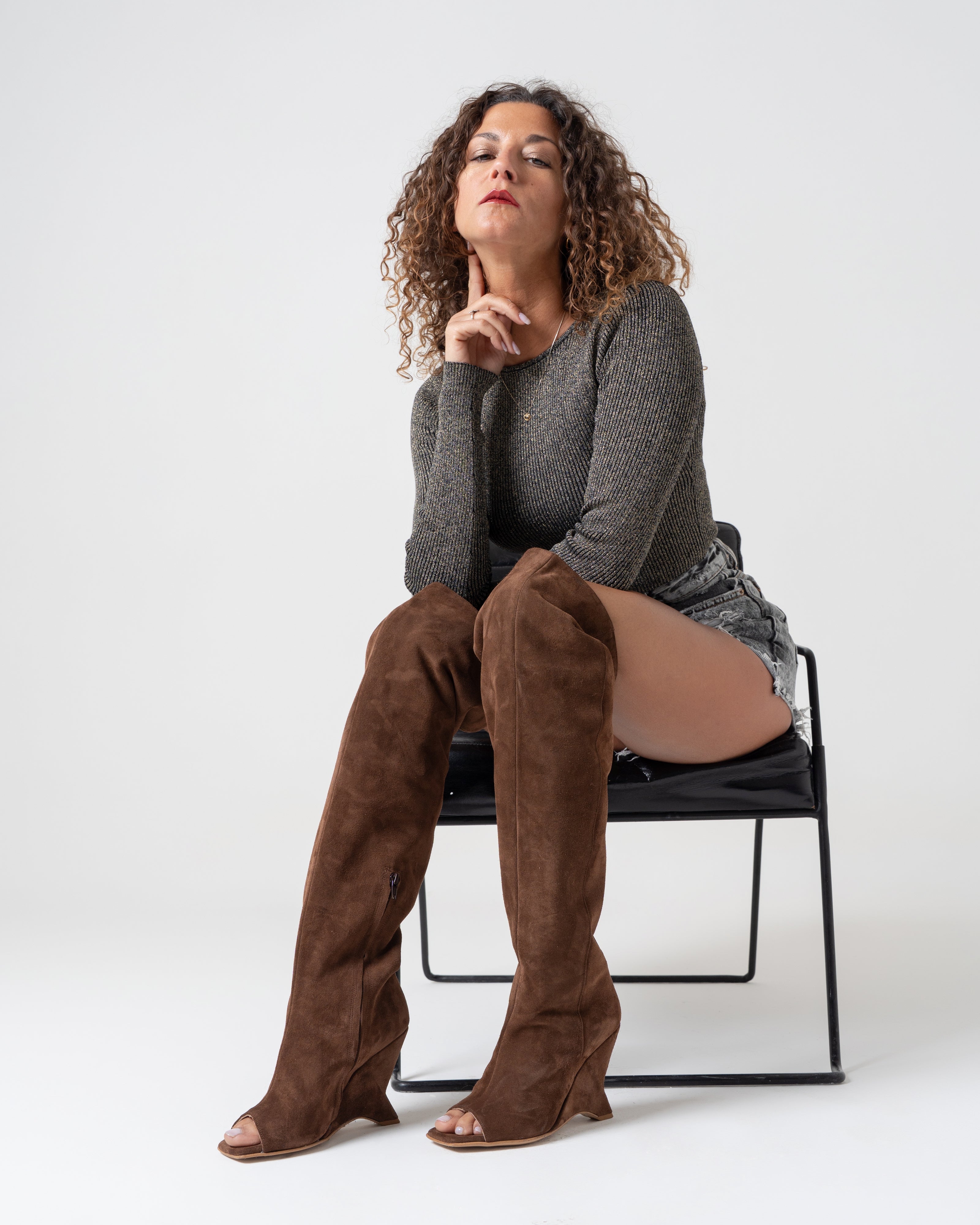 DALIAH_TOP - Stivale spuntato in Vero Camoscio Sigaro con zeppa asimmetrica