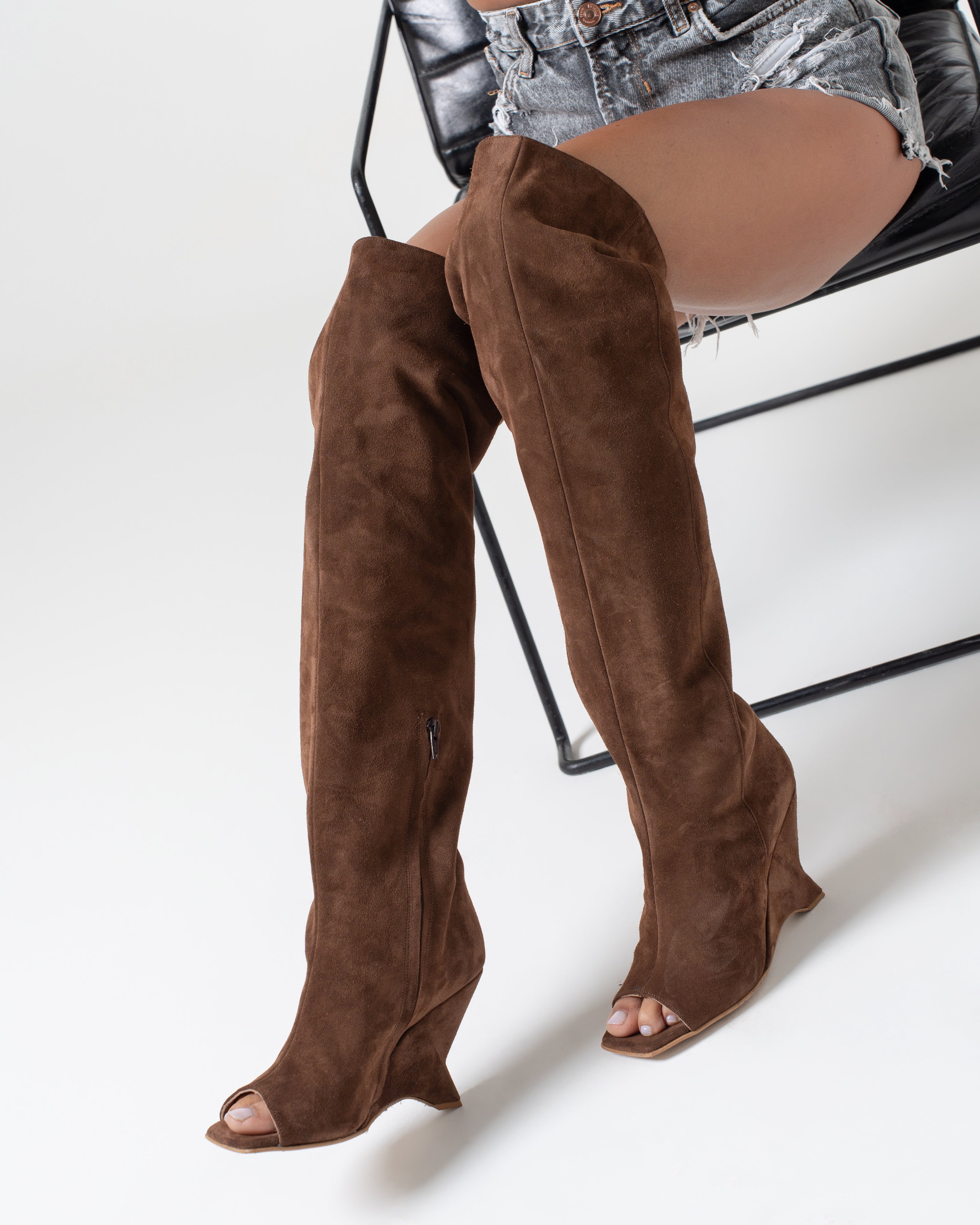 DALIAH_TOP - Stivale spuntato in Vero Camoscio Sigaro con zeppa asimmetrica