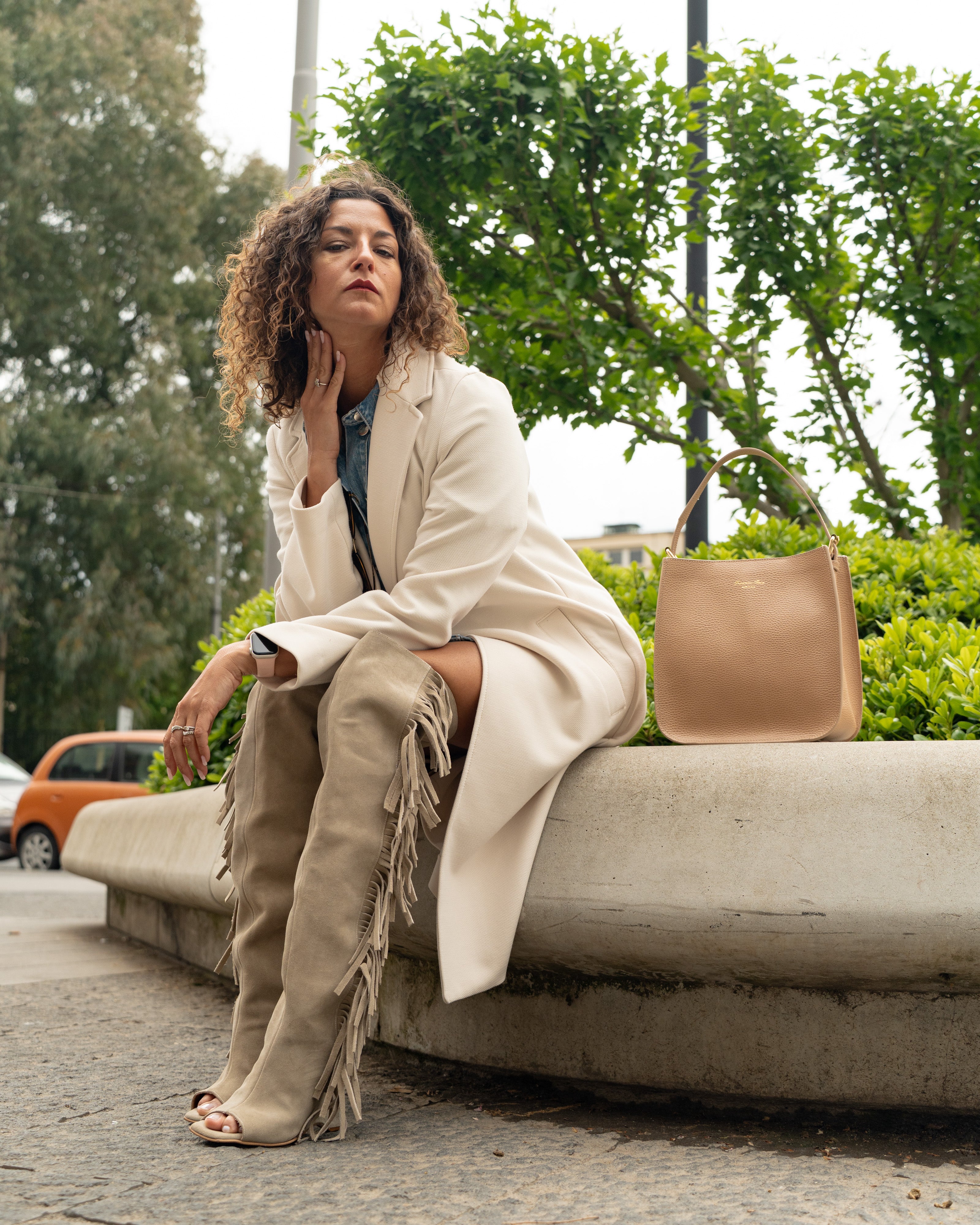 DALIAH_TOP_FRINGE - Stivale spuntato in Vero Camoscio Daino con Frange e zeppa asimmetrica