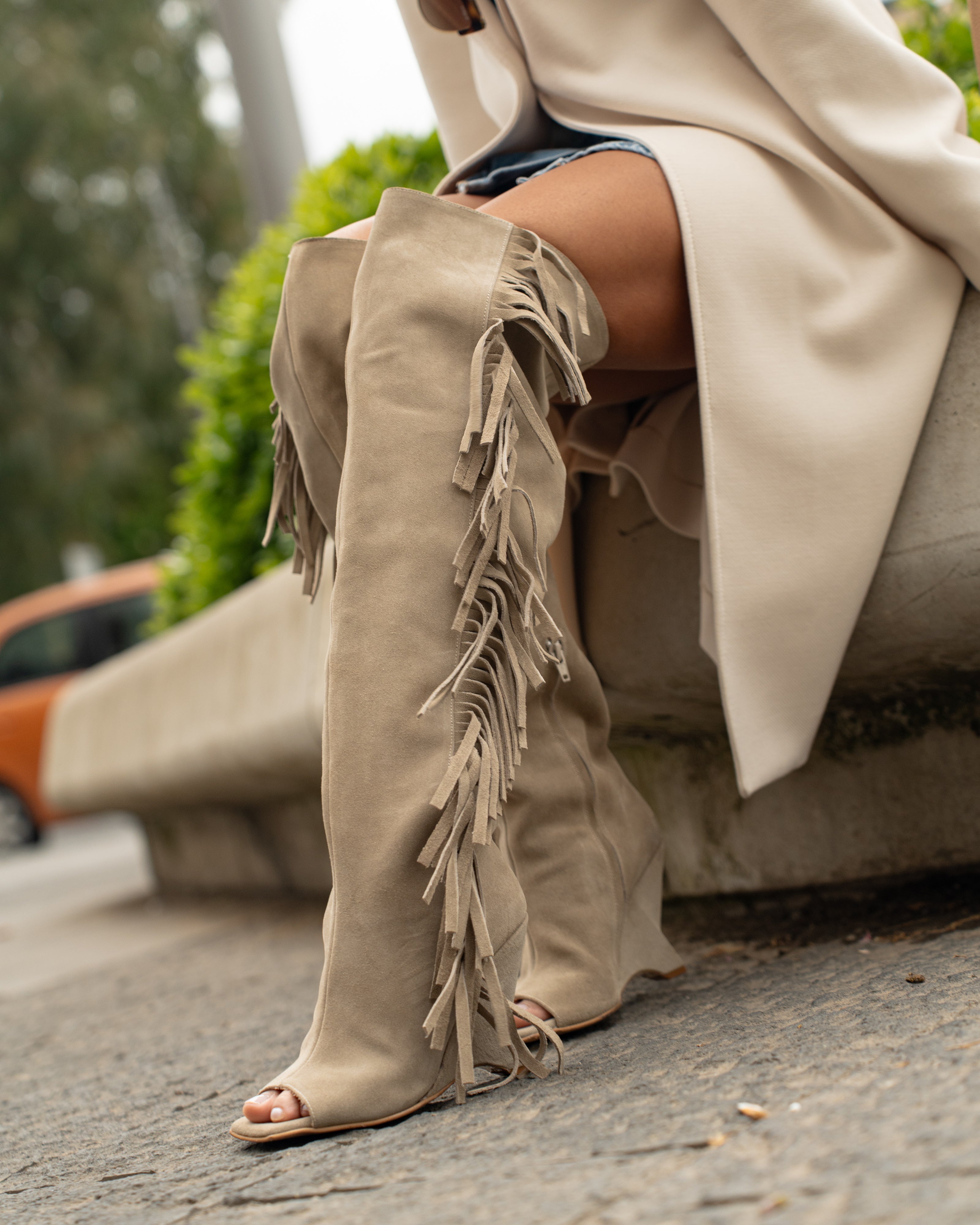 DALIAH_TOP_FRINGE - Stivale spuntato in Vero Camoscio Daino con Frange e zeppa asimmetrica