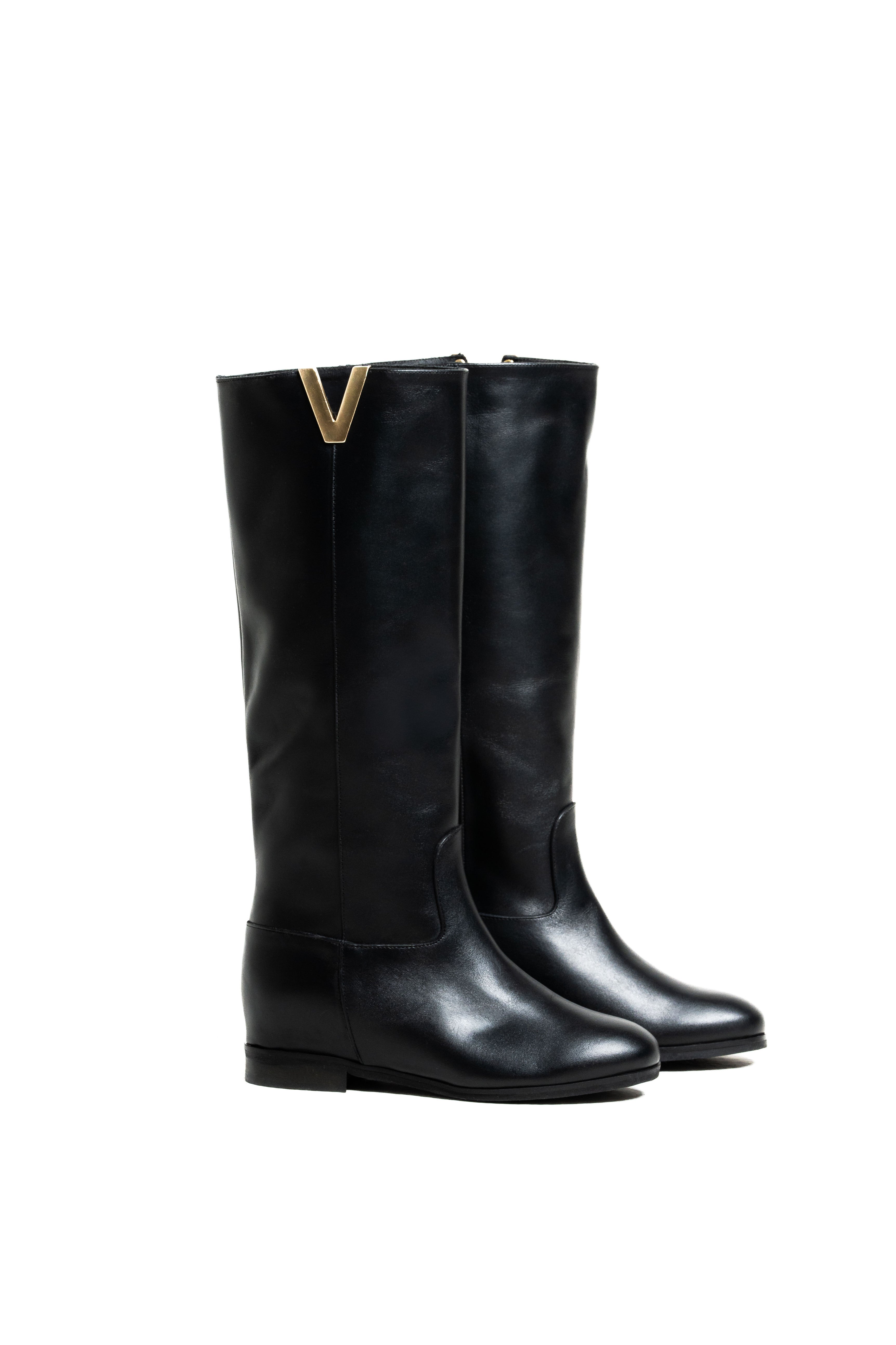 R120 - Bota Tubular en Piel Genuina con Elevación Interna y Accesorio Dorado