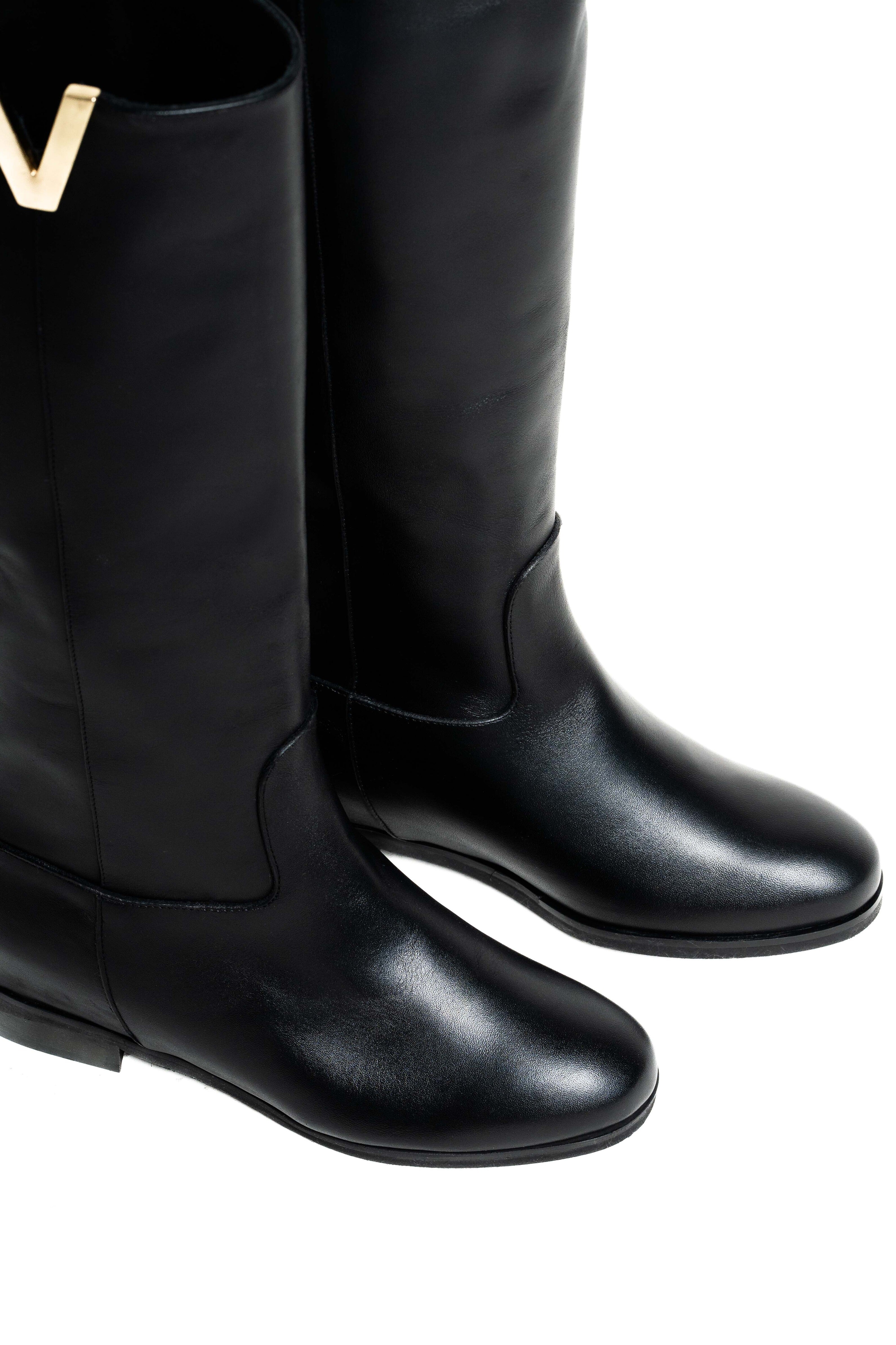 R120 - Genuine Leather tubular boot with internal rise and Golden Accessory