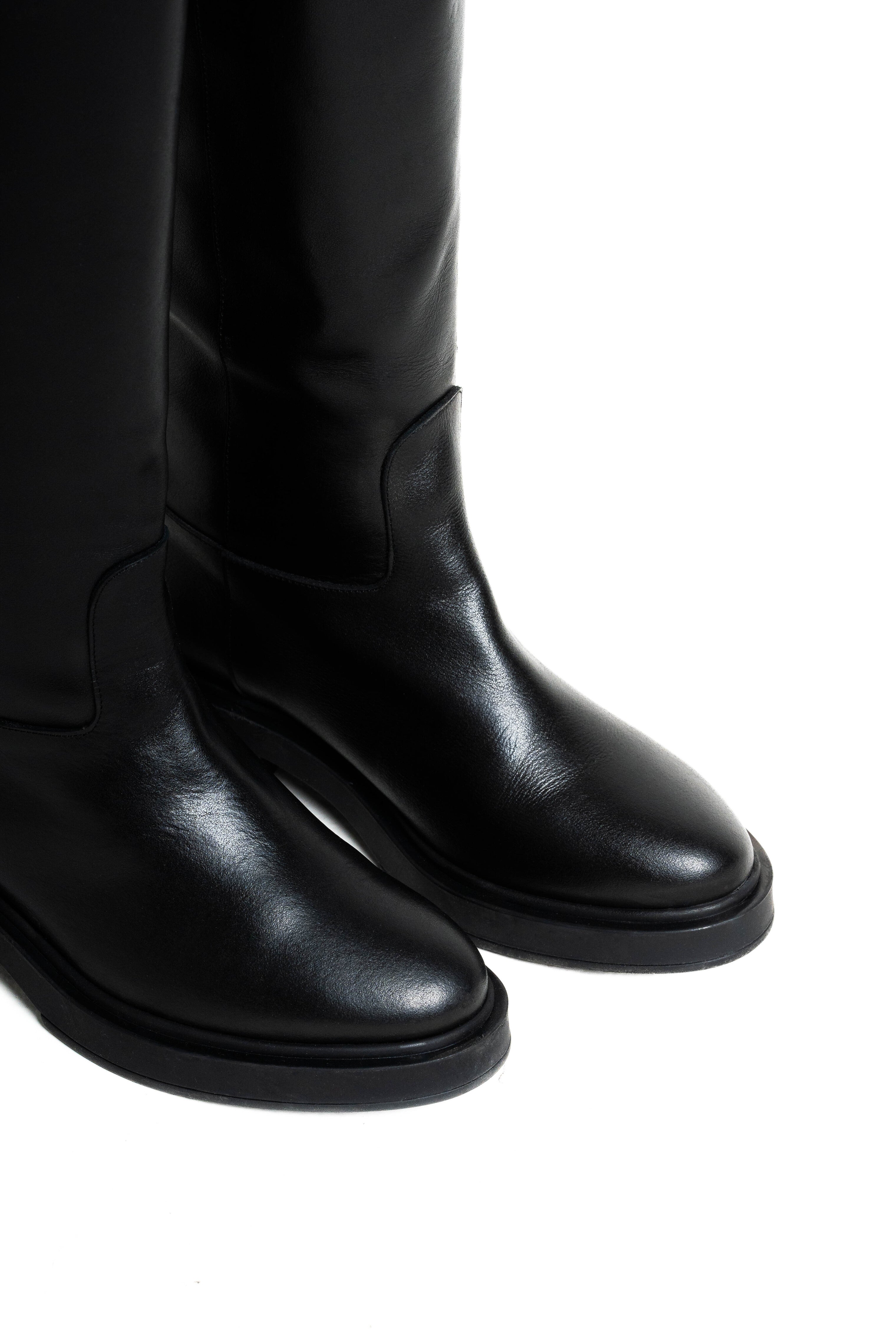 MEDEA - Stivale tubolare in Vera Pelle Nera con cinturino e accessorio dorato - Fondo in Gomma