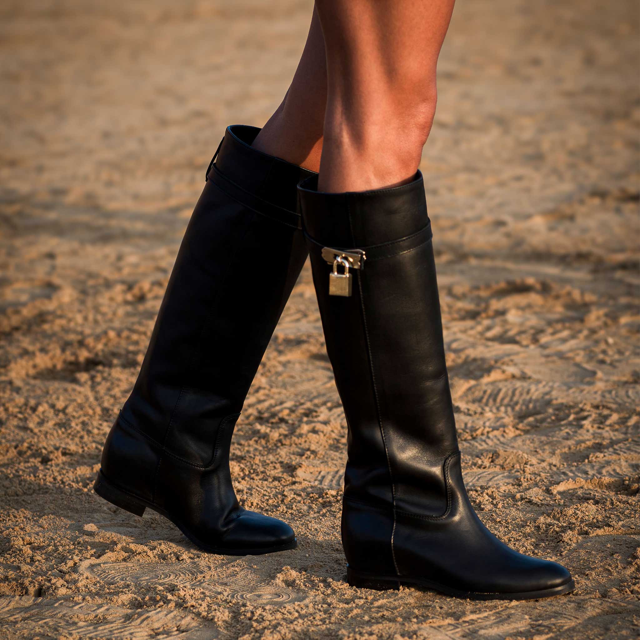 ELYZABETH - Stivale tubolare in Vera Pelle Nera con cinturino e accessorio dorato e rialzo interno