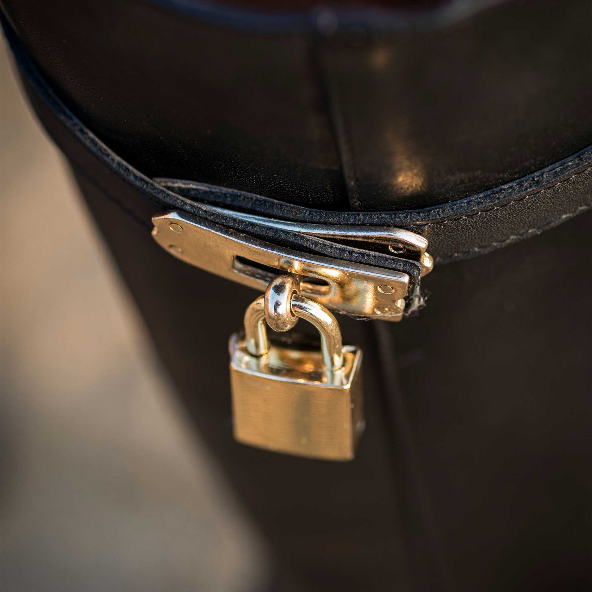 ELYZABETH - Stivale tubolare in Vera Pelle Nera con cinturino e accessorio dorato e rialzo interno