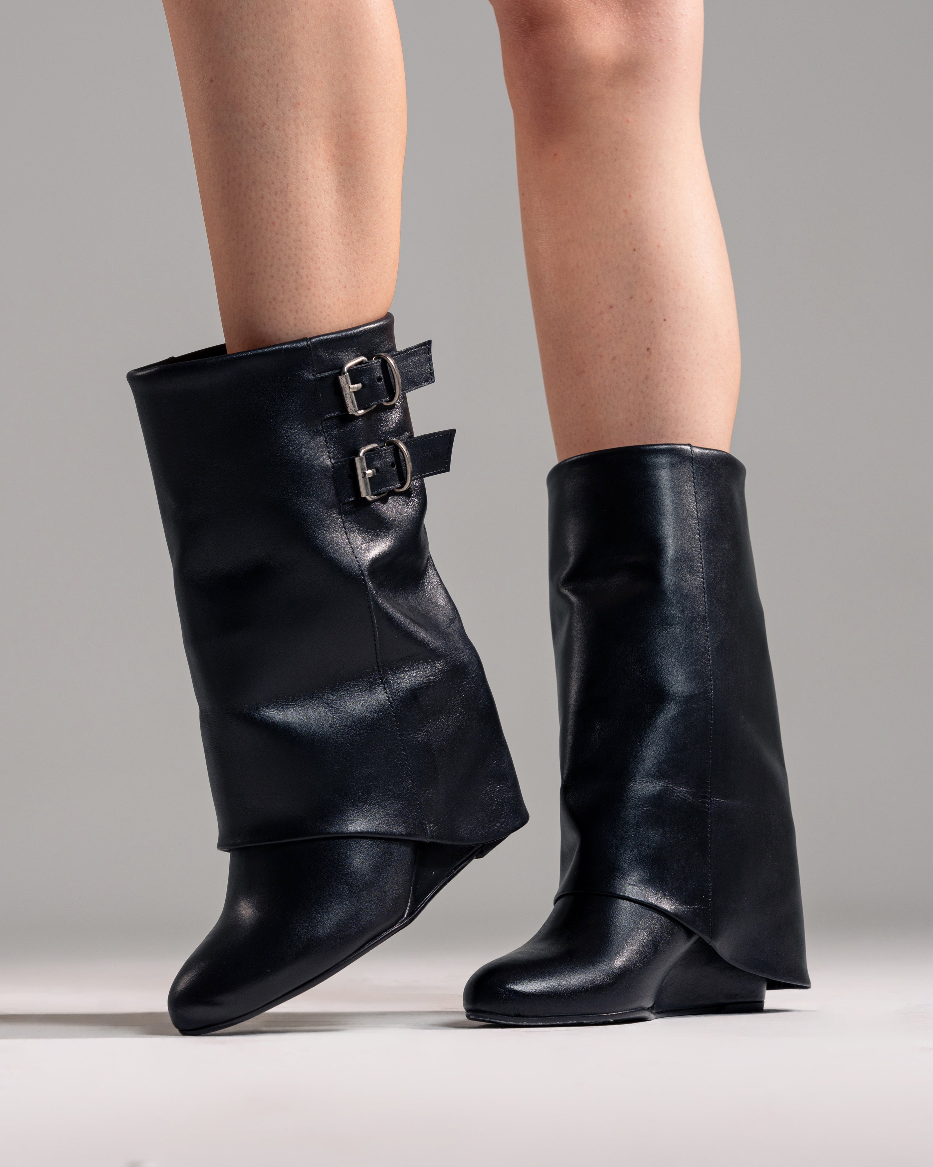 HÉLÈNE_BELT - Botín tubular en piel auténtica con hebillas y tacón/cuña de 7 cm