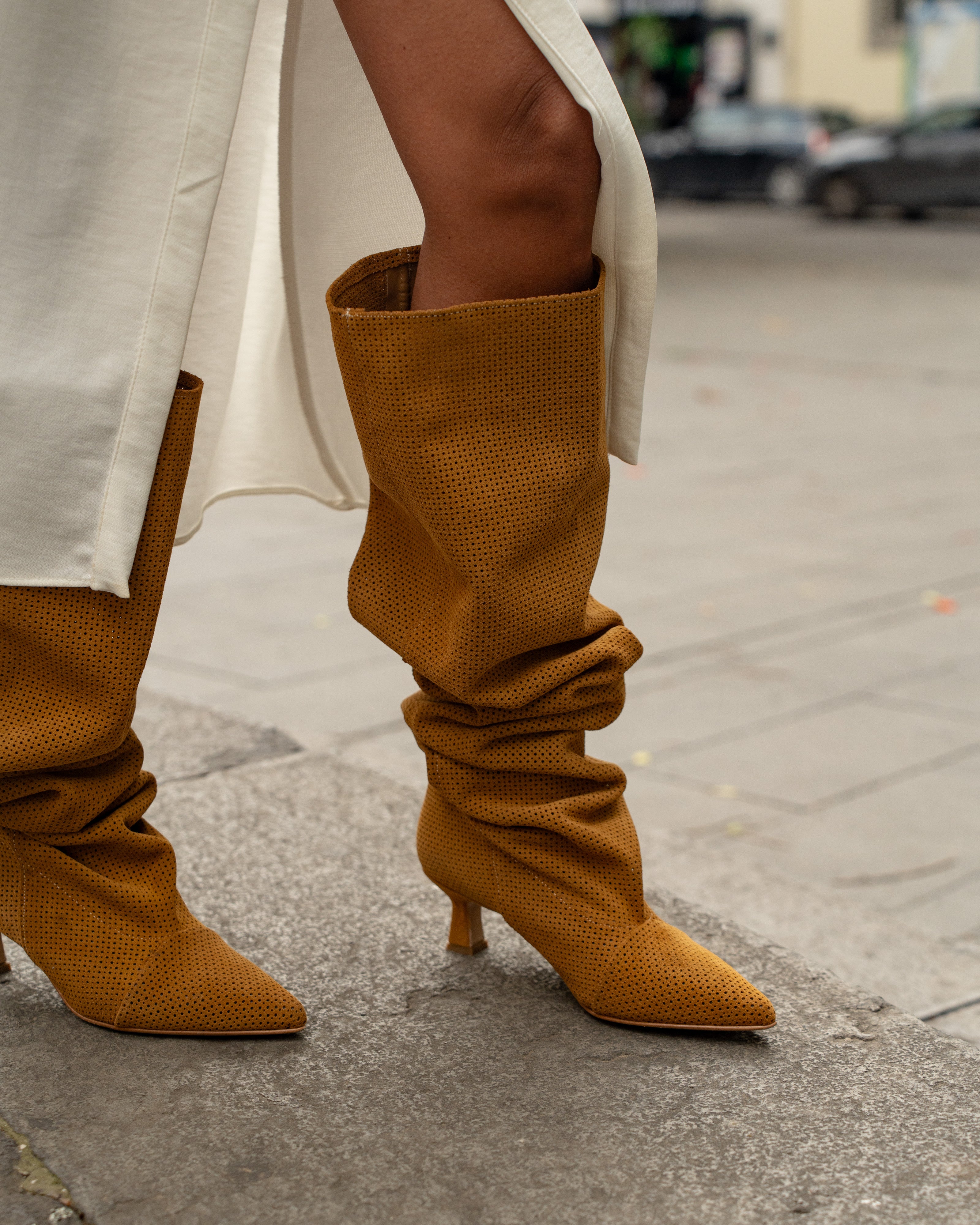 JENNIFER_HOLE - Stivale tubolare alto al ginocchio in Vero Camoscio Cuoio Traforato effetto drappeggiato - Tacco 5 Cm