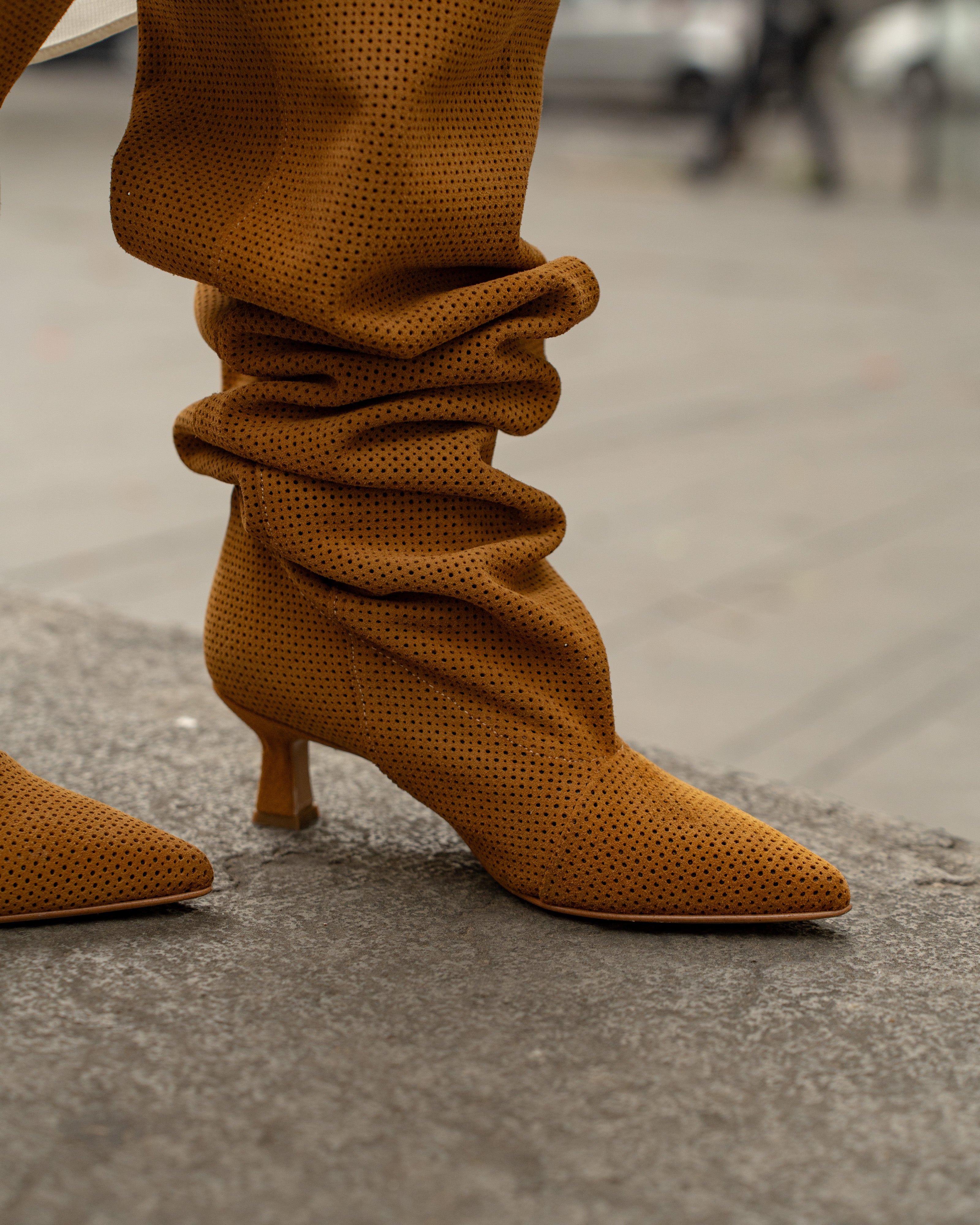 JENNIFER_HOLE - Stivale tubolare alto al ginocchio in Vero Camoscio Cuoio Traforato effetto drappeggiato - Tacco 5 Cm