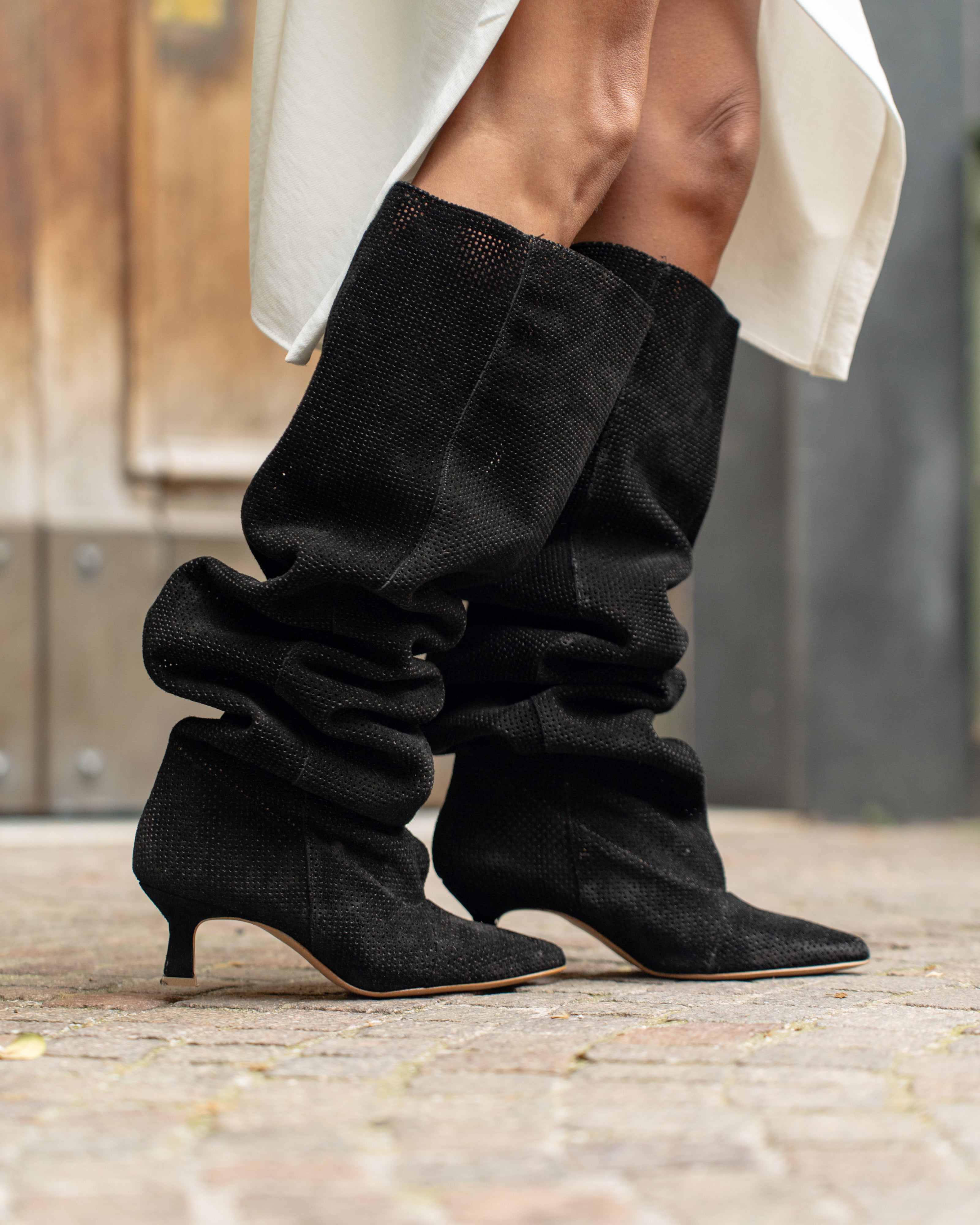 JENNIFER_HOLE - Stivale tubolare alto al ginocchio in Vero Camoscio Nero Traforato effetto drappeggiato - Tacco 5 Cm