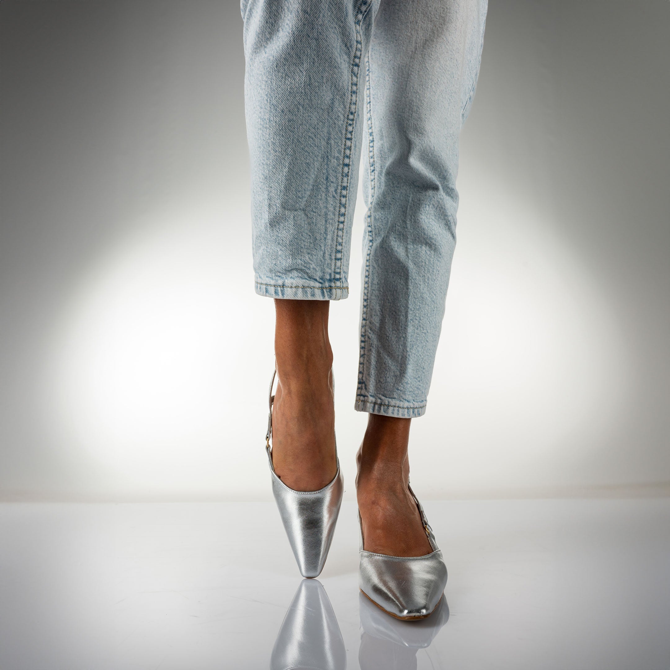 KAROL - Salón destalonado en piel laminada color plata auténtica con tacón de 5 cm