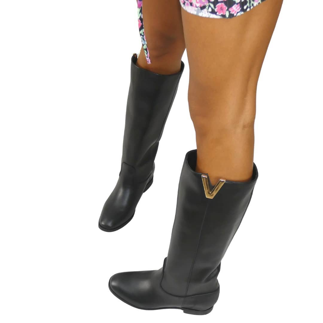 R120 - Genuine Leather tubular boot with internal rise and Golden Accessory