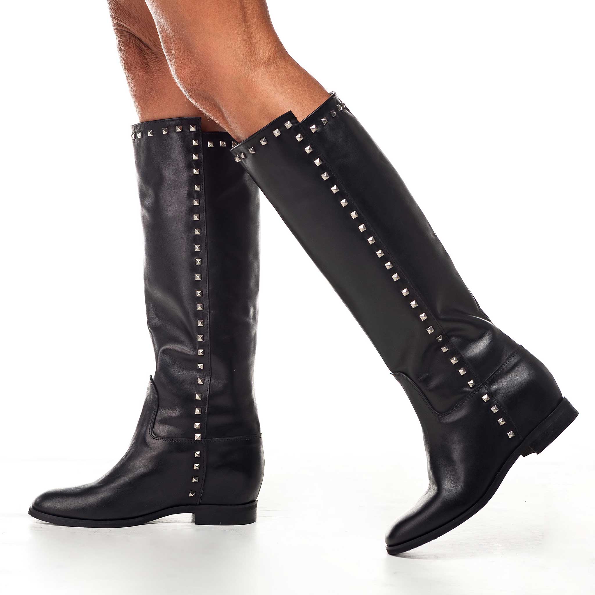 R155 - Stivale tubolare in Vera Pelle con Borchie Nickel e Rialzo interno