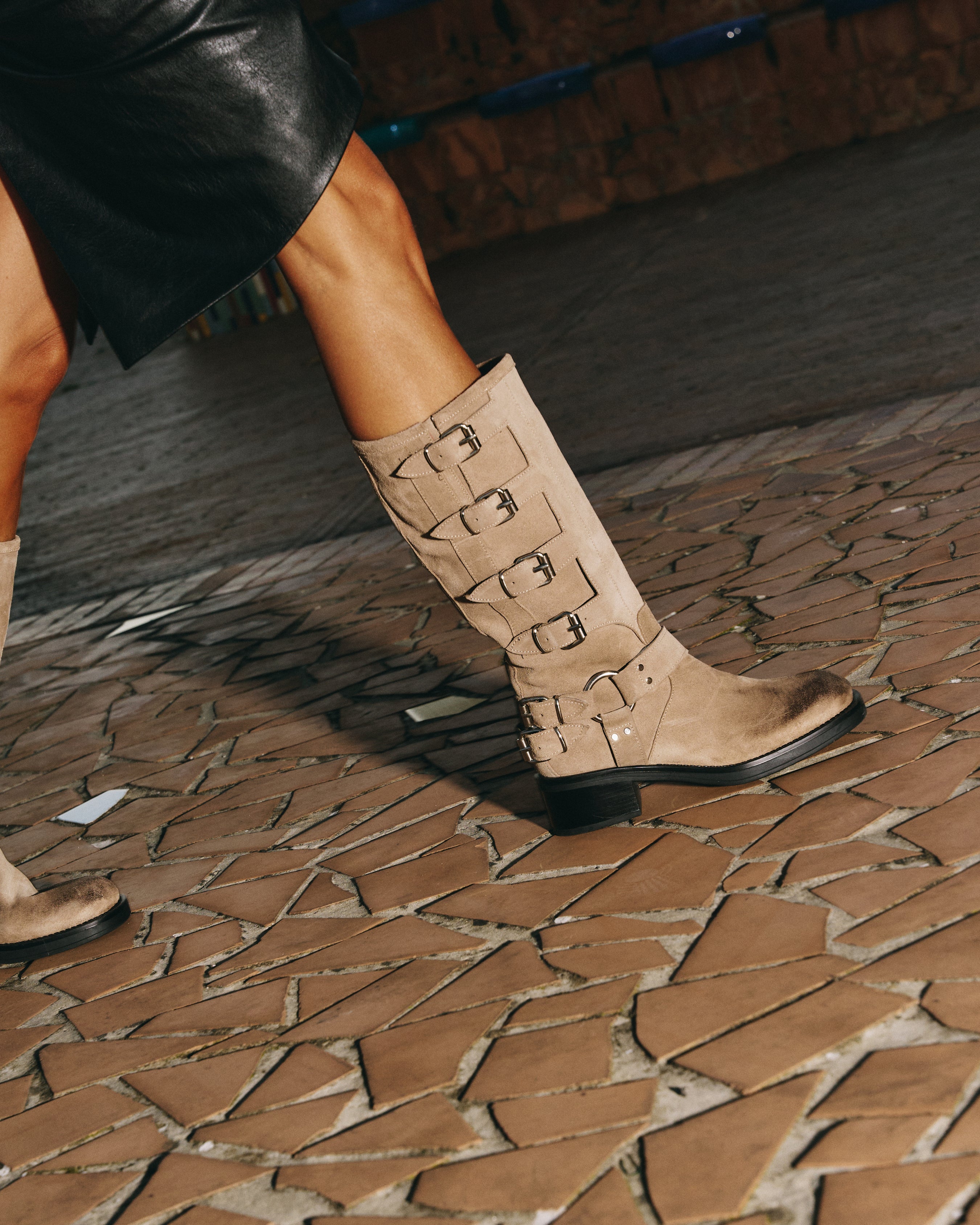 V7 - Bota Tubular Mood Biker Amphibian en Ante Marrón con Suela de Goma y Hebillas