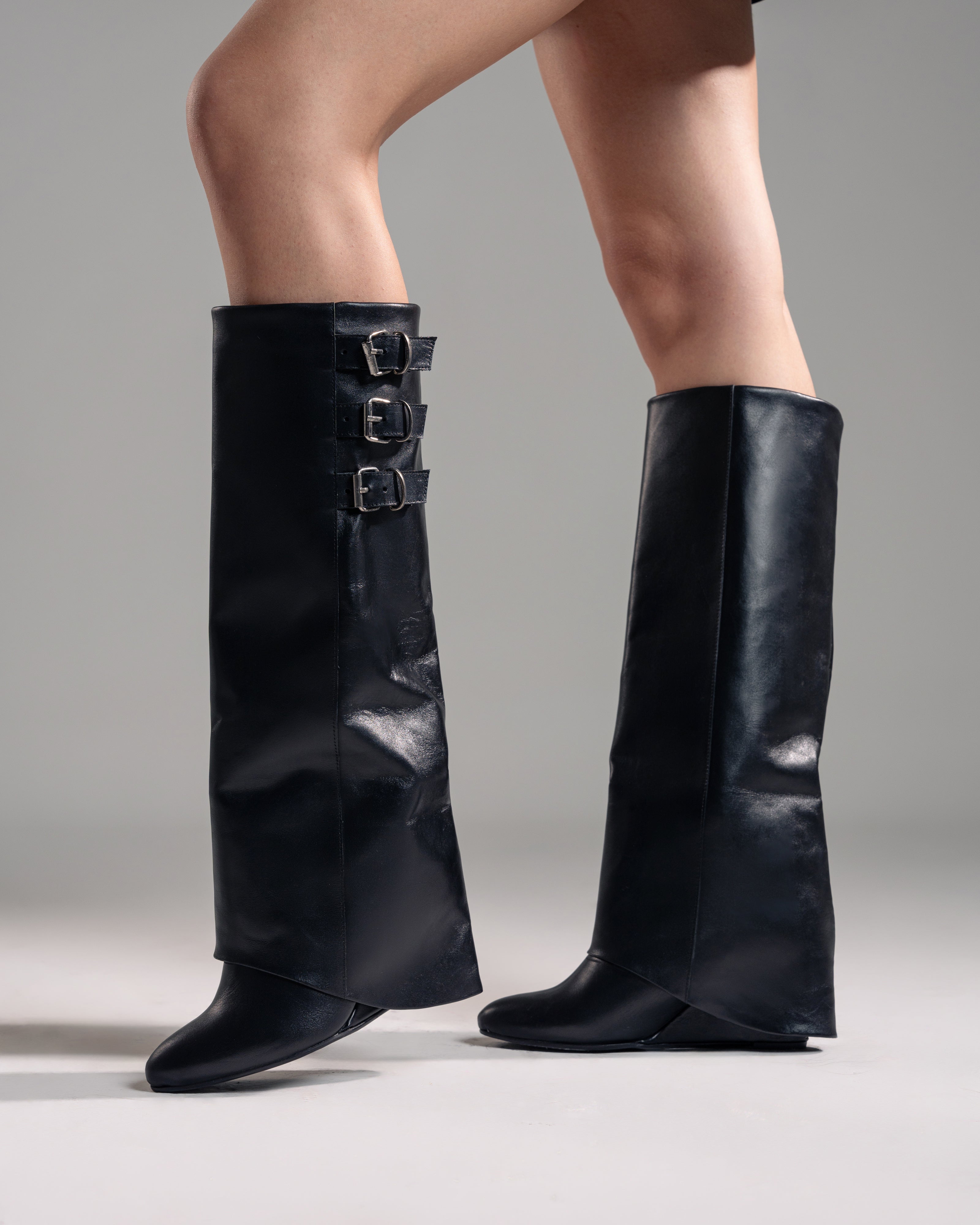 SOPHIE_BELT - Botín tubular en piel auténtica con hebillas y tacón/cuña de 7 cm