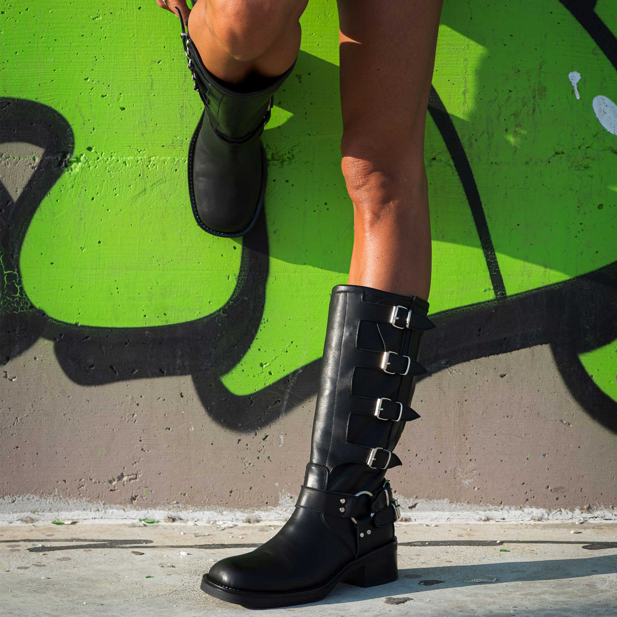 V7 - Stivale tubolare mood Biker Anfibio in Vera Pelle Nera con Fondo in Gomma e Fibbie