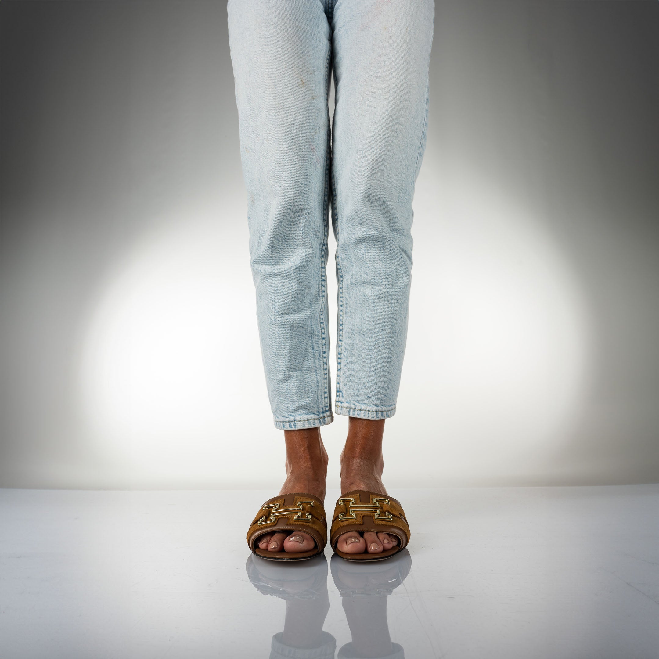 ZAHIRA - Ciabatta in Vera Pelle Cuoio con riporti in vero Camoscio Cuoio e Accessorio Dorato