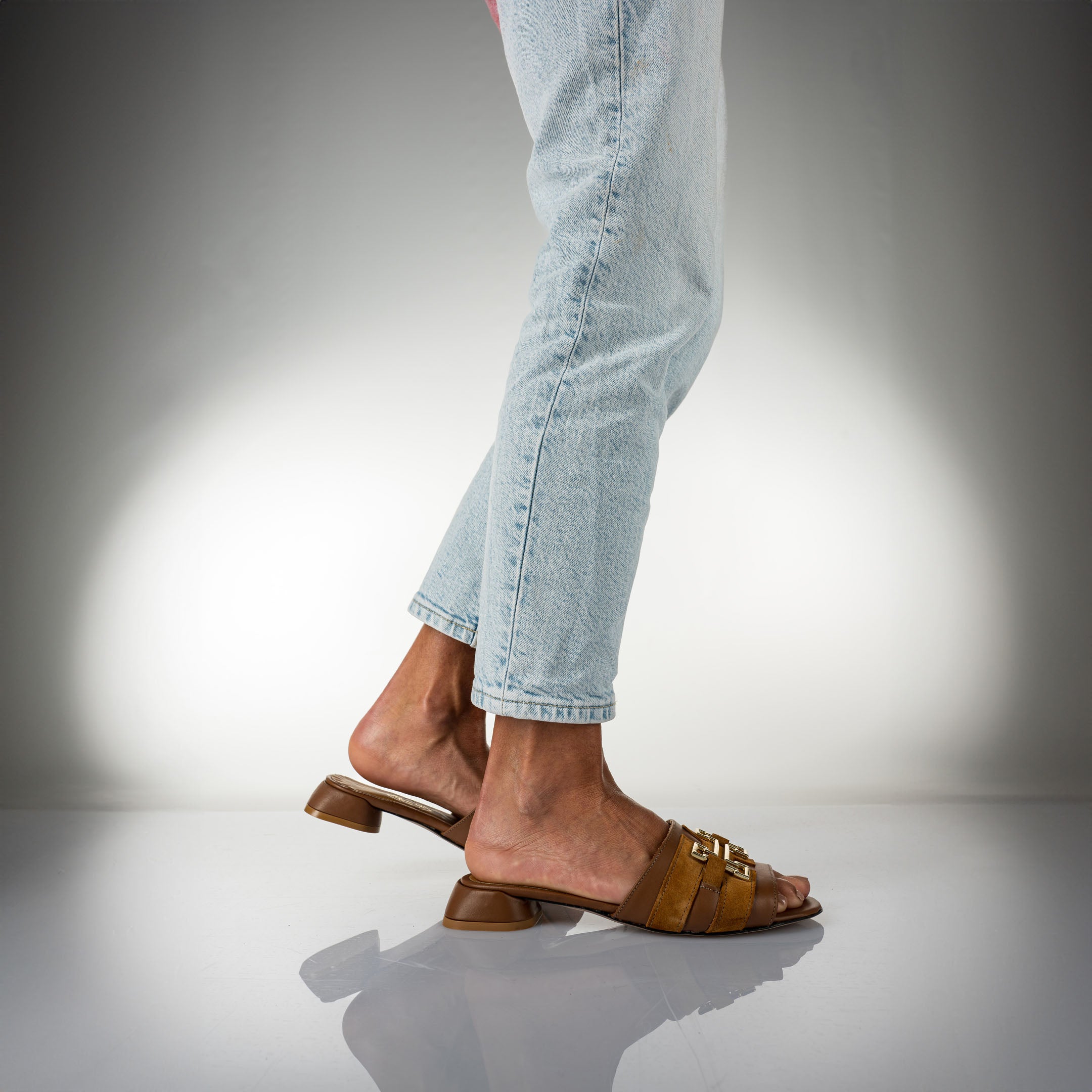 ZAHIRA - Ciabatta in Vera Pelle Cuoio con riporti in vero Camoscio Cuoio e Accessorio Dorato