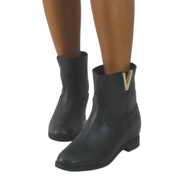 R130 - Genuine Leather tubular ankle boot with internal rise and Golden Accessory