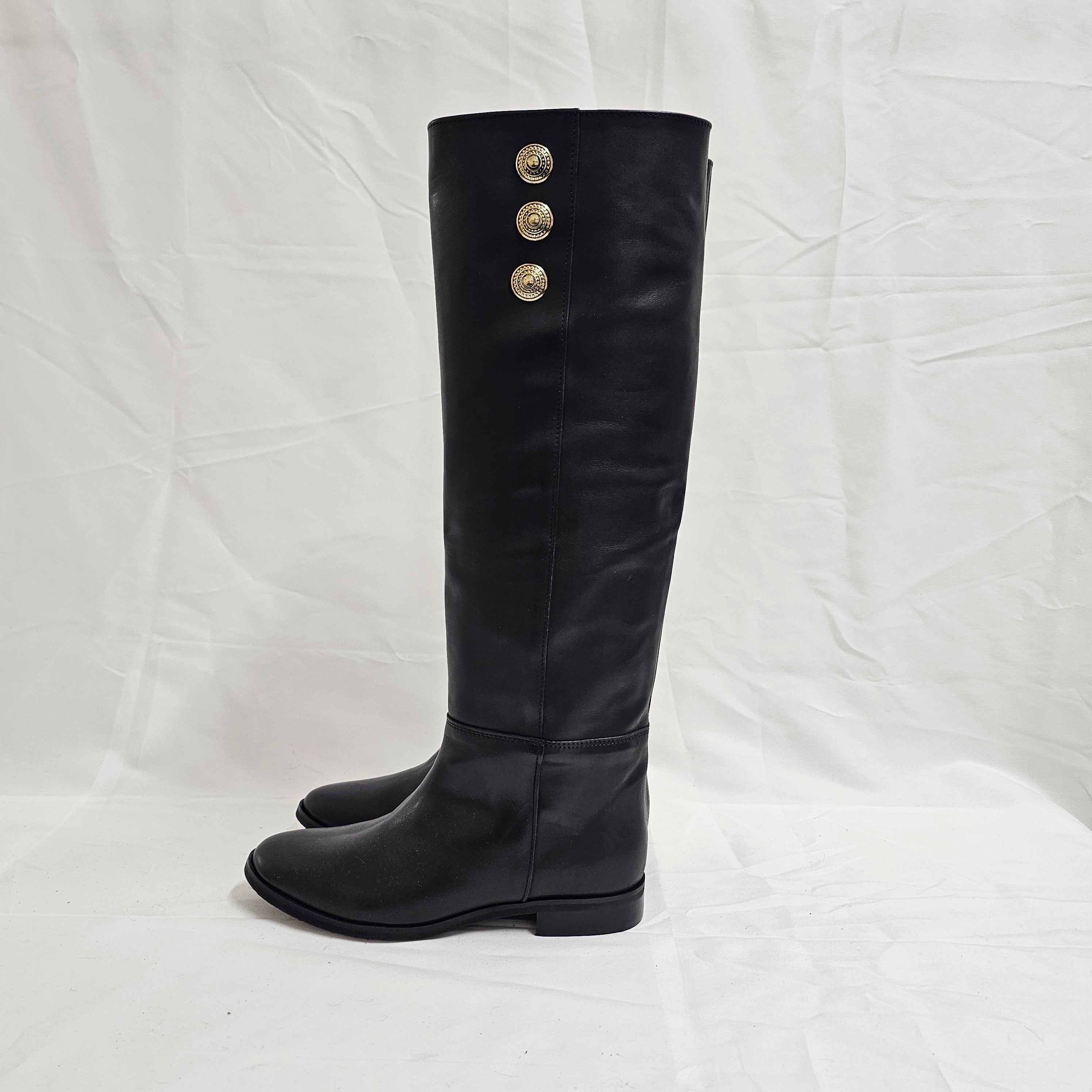 2560_80 - ​​Tubular boot in genuine leather with gold buttons