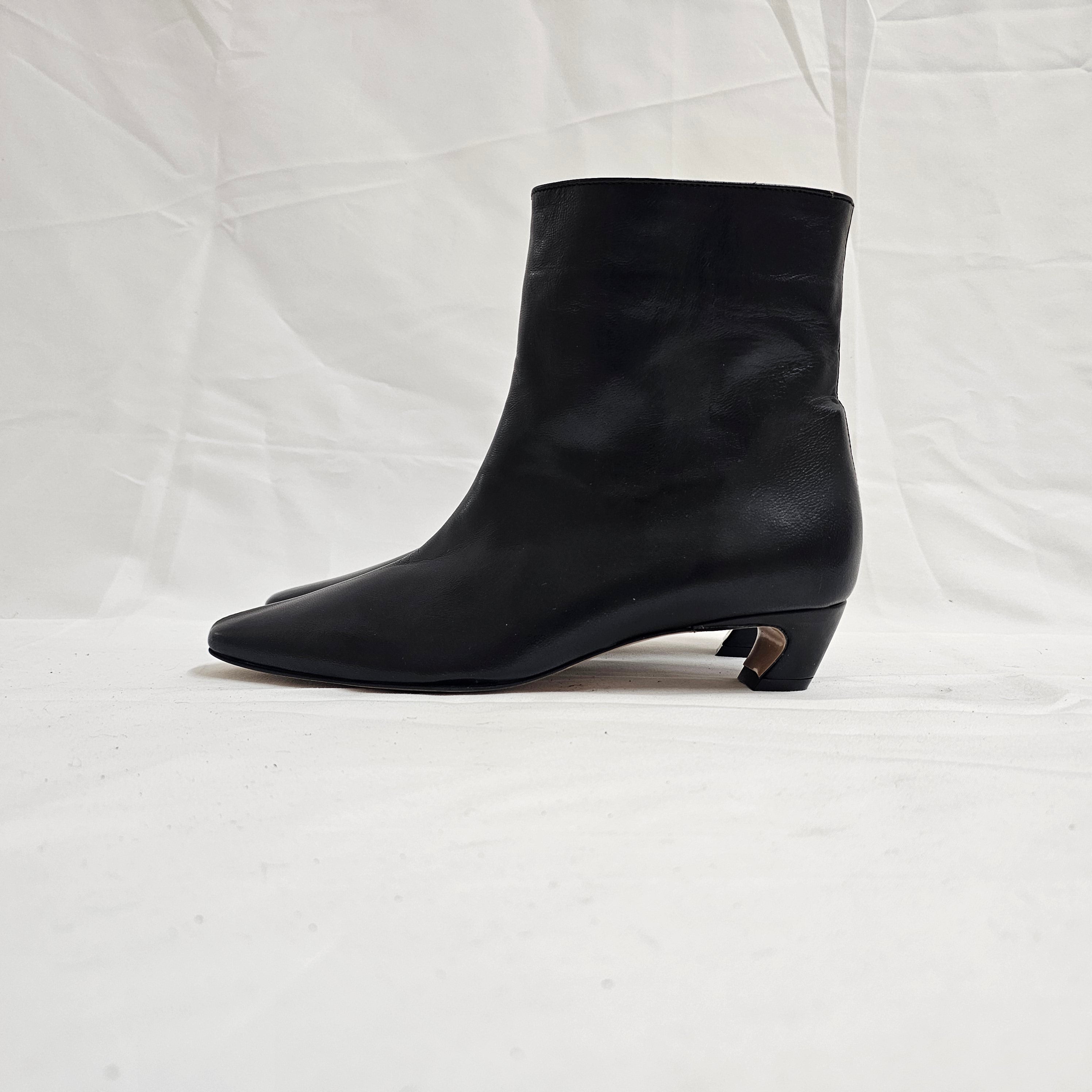 R130 - Genuine Leather tubular ankle boot with internal rise and Golden Accessory