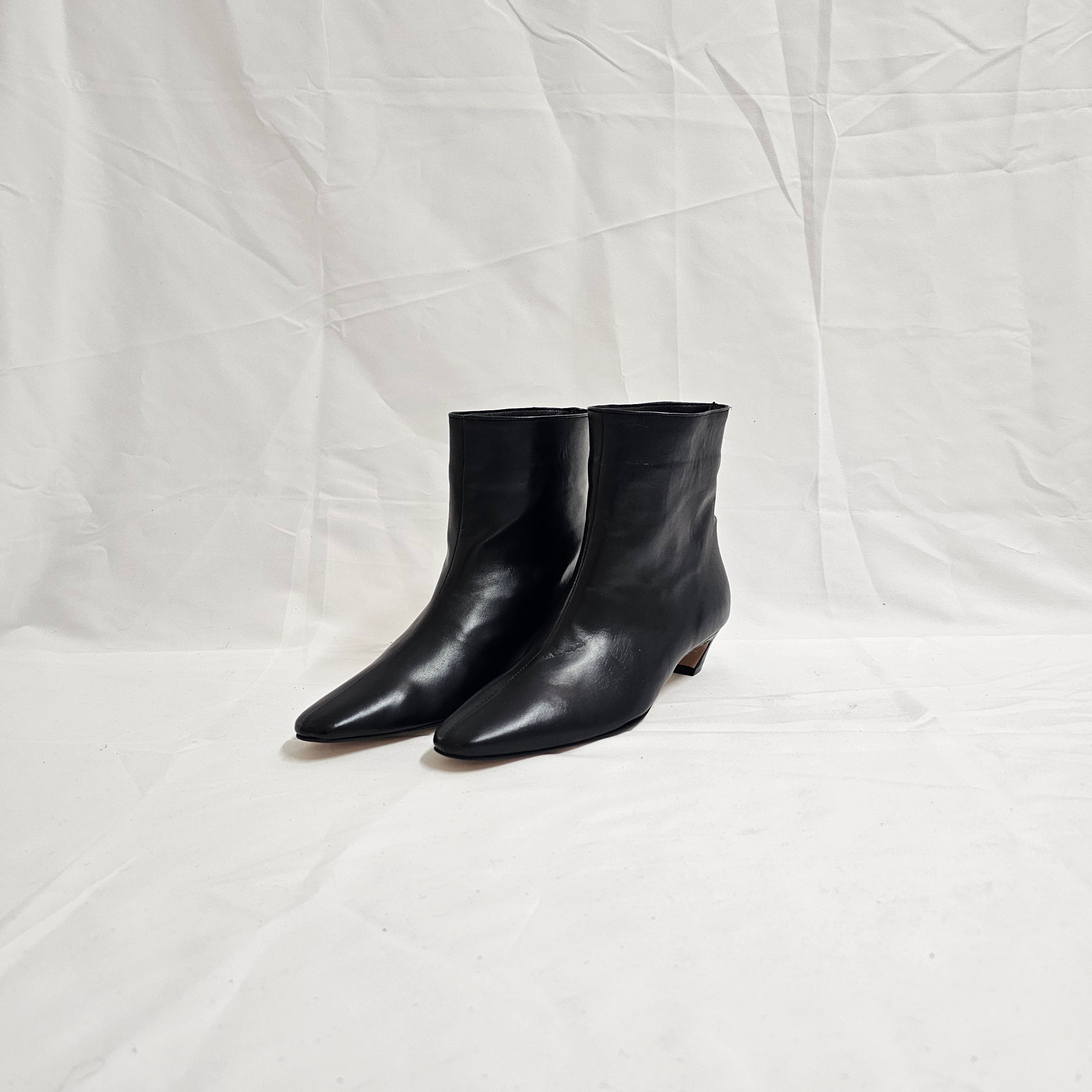 R130 - Genuine Leather tubular ankle boot with internal rise and Golden Accessory