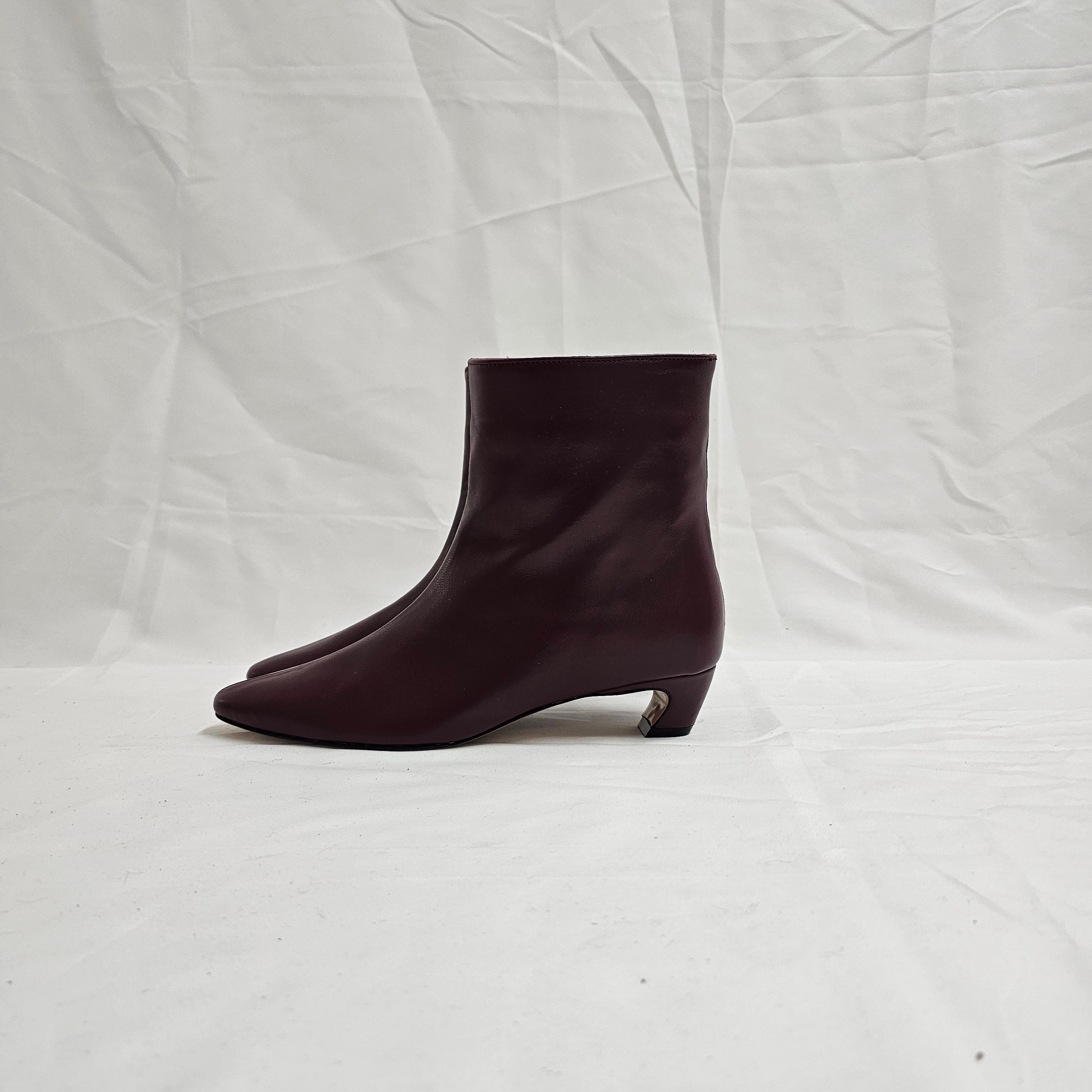 R130 - Genuine Leather tubular ankle boot with internal rise and Golden Accessory