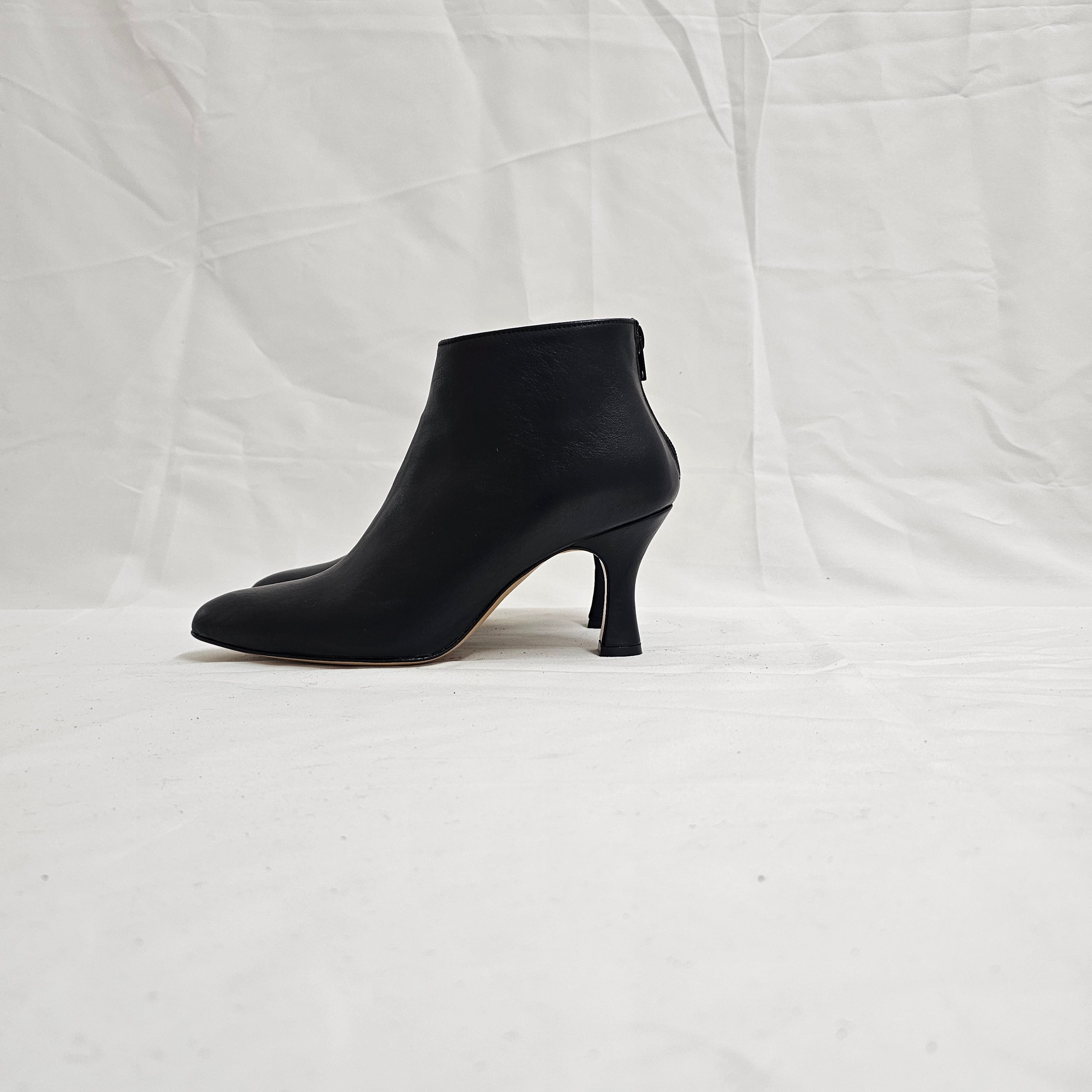 R130 - Genuine Leather tubular ankle boot with internal rise and Golden Accessory