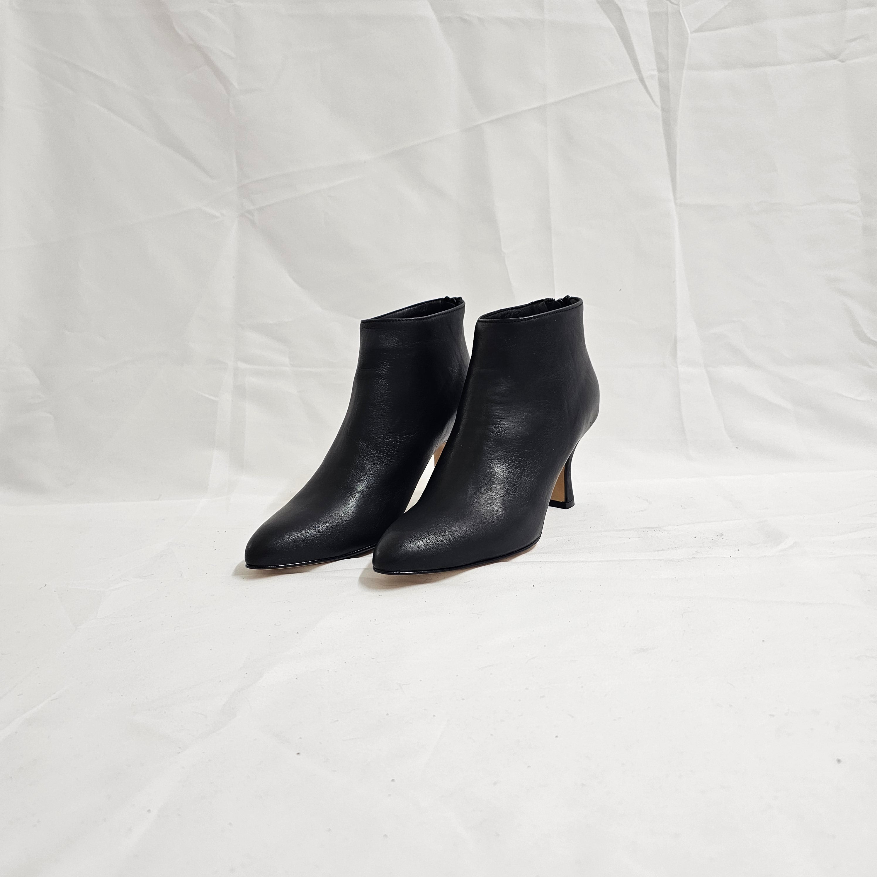 R130 - Genuine Leather tubular ankle boot with internal rise and Golden Accessory