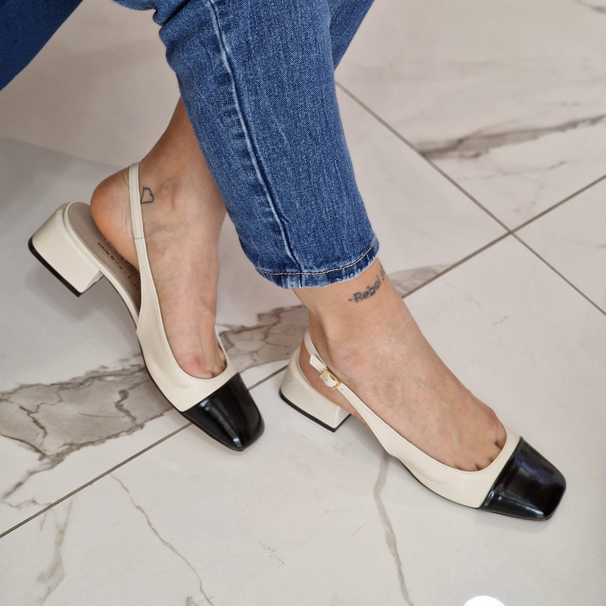 ANYA - Salón slingback bicolor en piel powder y charol negro con punta cuadrada