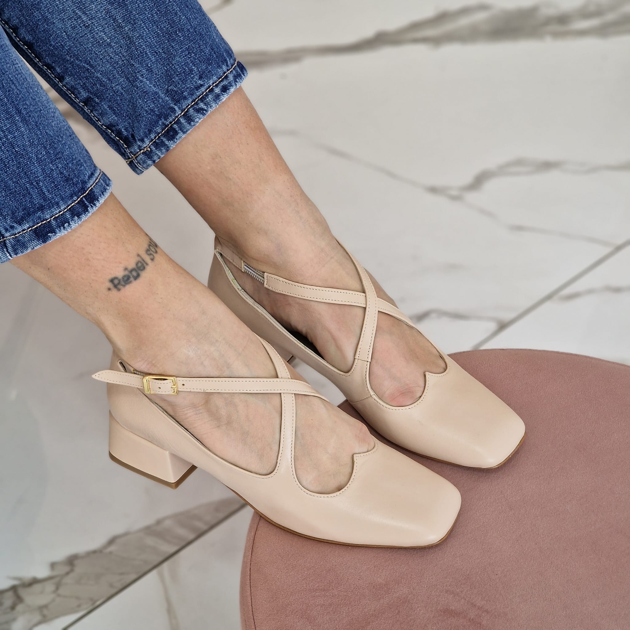 IRINA - Decolleté criss-cross in Pelle Nude con scollo a cuore e cinturini ad incrocio sul collo del piede con punta quadrata