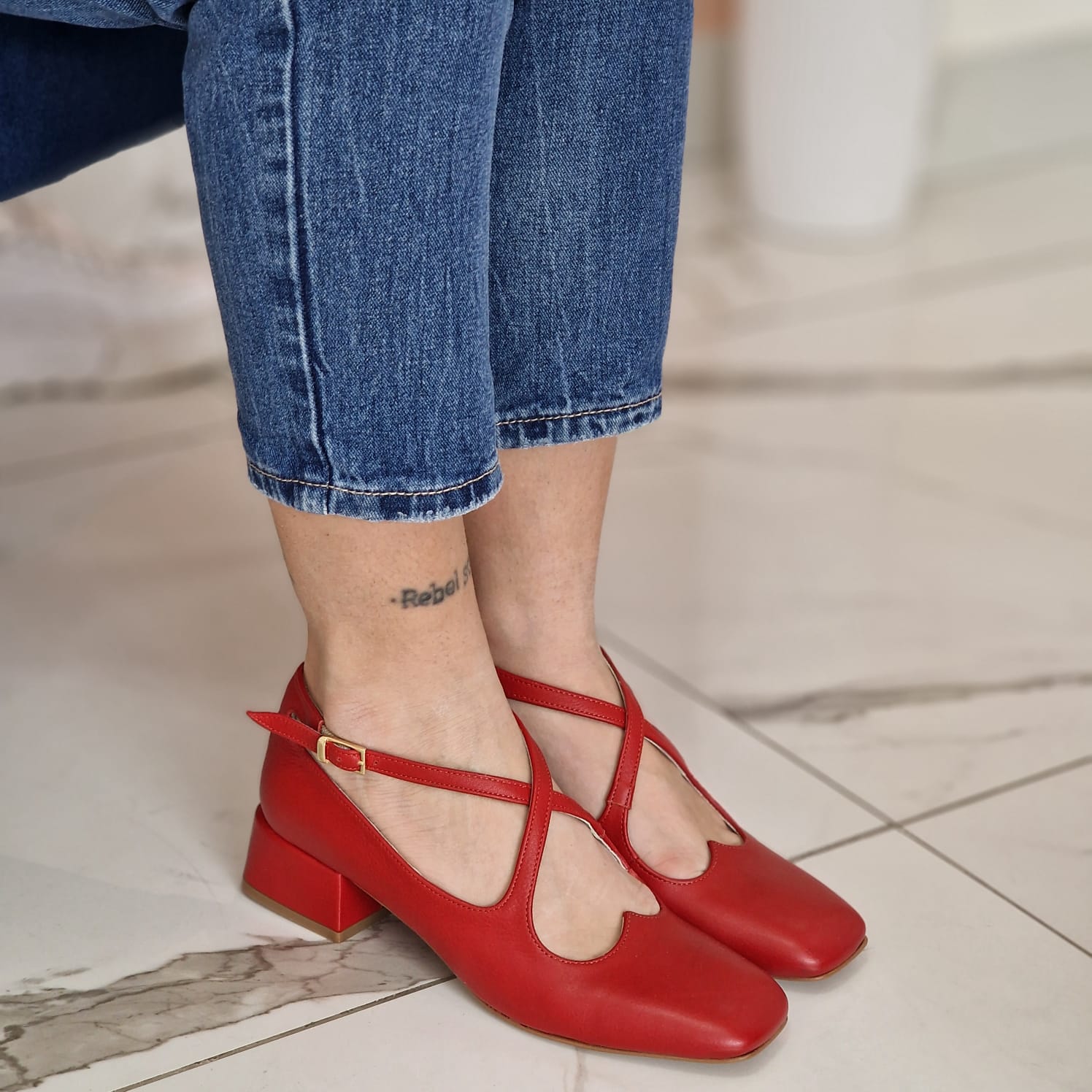 IRINA - Decolleté criss-cross in Pelle Rossa con scollo a cuore e cinturini ad incrocio sul collo del piede con punta quadrata