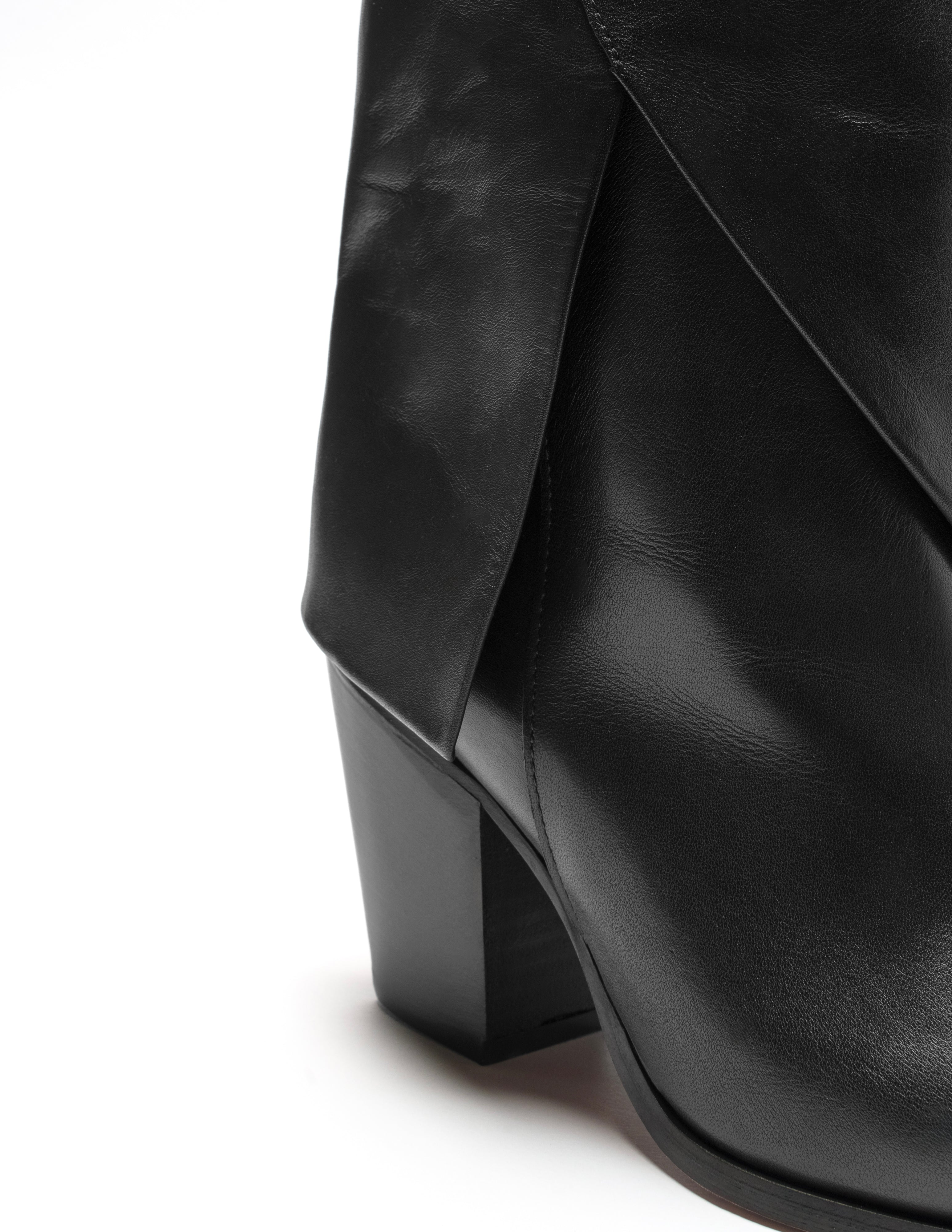 KATHERINE - Camperos mood tubular boot below the knee in genuine black leather with asymmetric cut and 7 cm heel