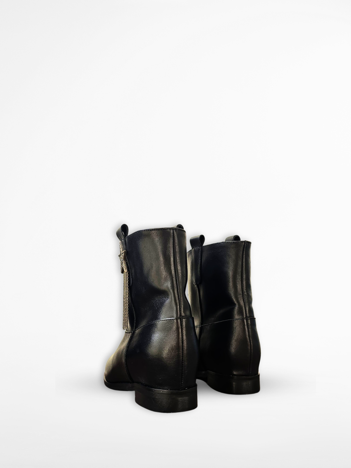 R10 - Genuine Leather tubular ankle boot with internal rise and burnished accessory