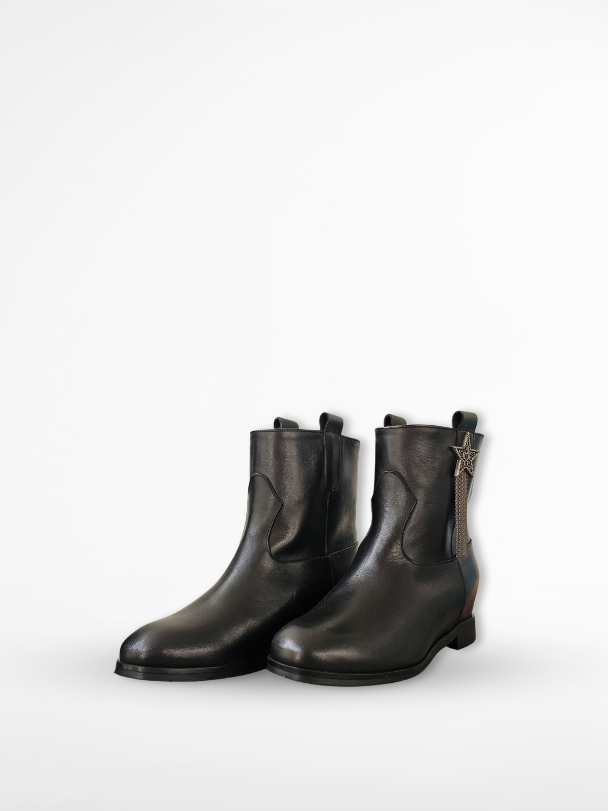 R10 - Genuine Leather tubular ankle boot with internal rise and burnished accessory