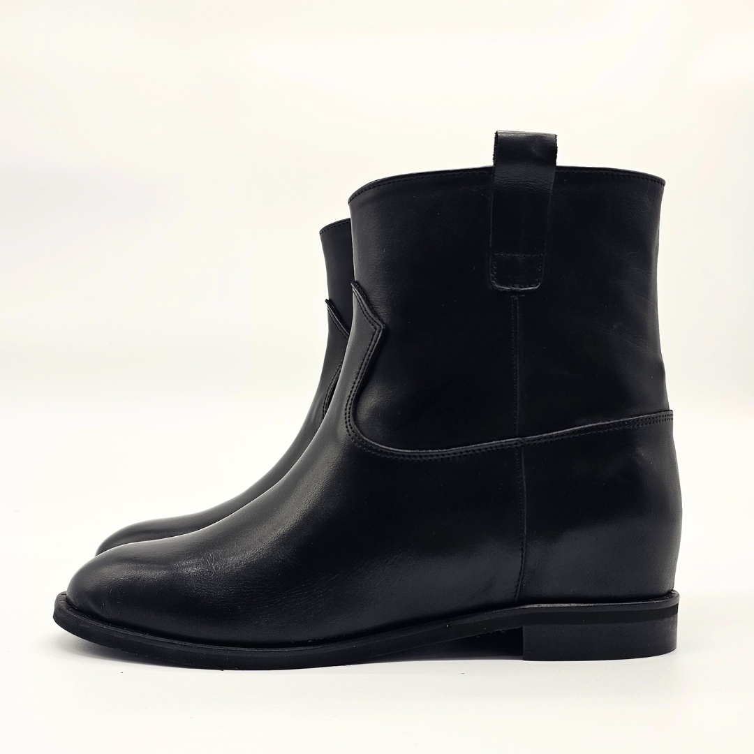 R25 - Genuine Leather tubular ankle boot with studded sole and internal rise