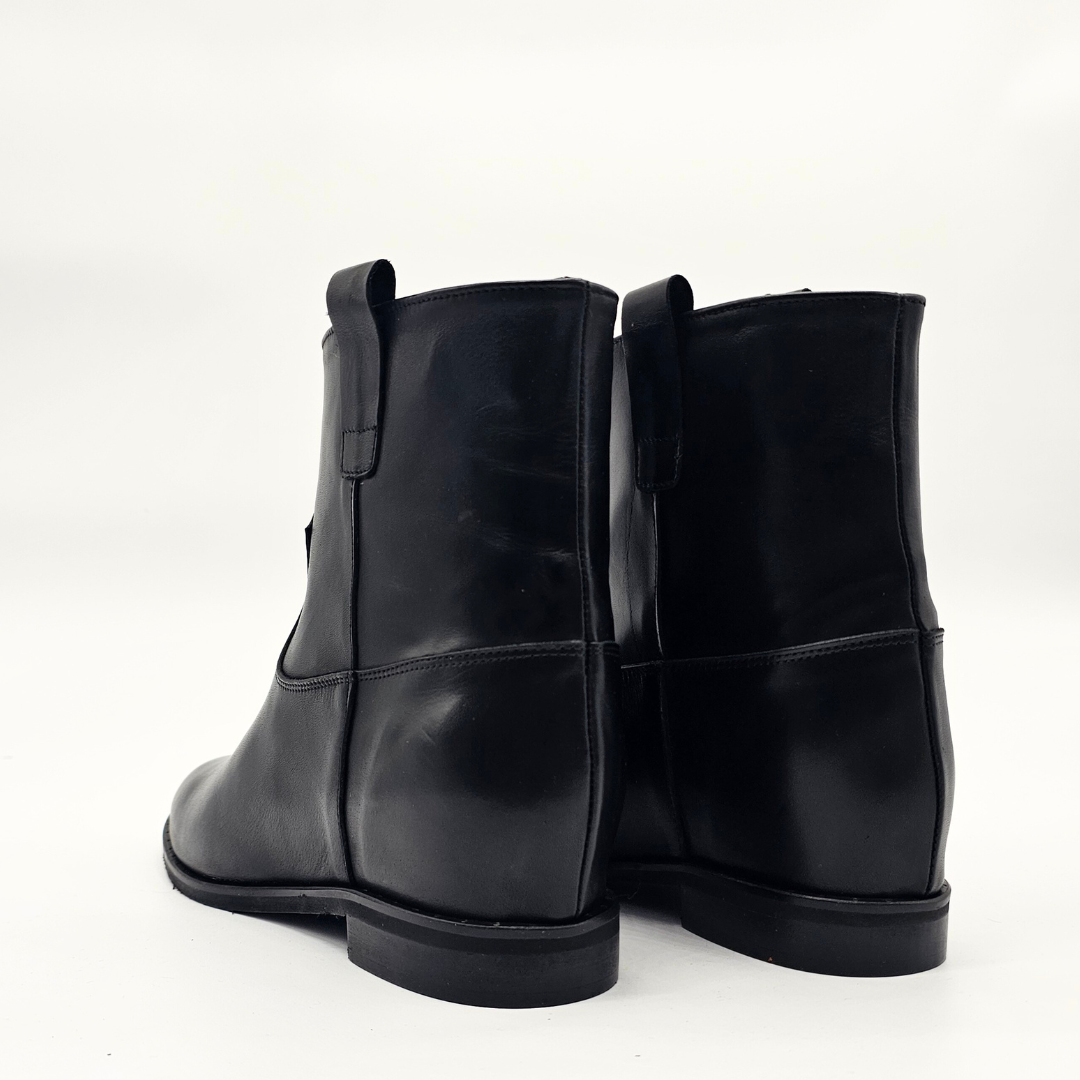 R25 - Genuine Leather tubular ankle boot with studded sole and internal rise