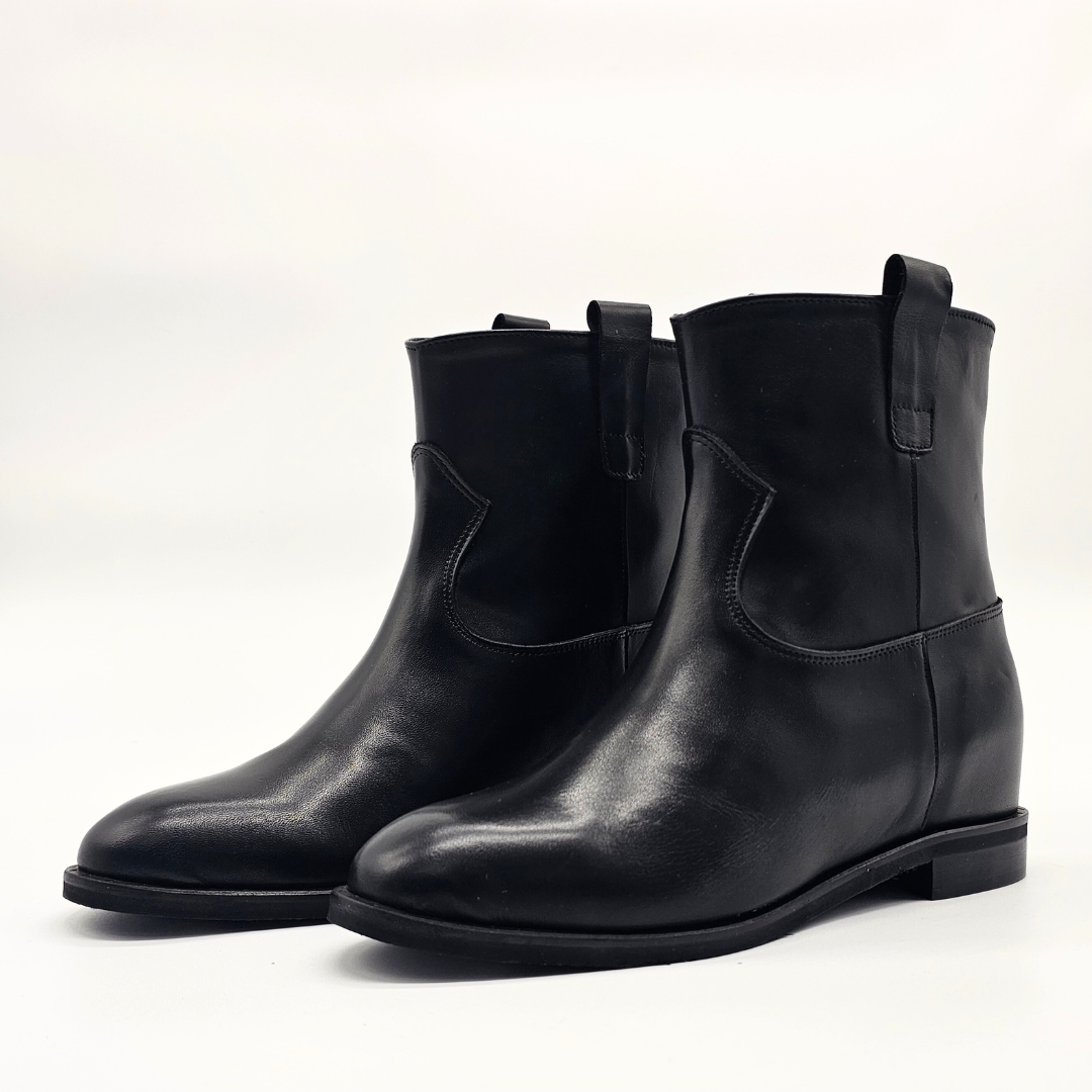 R25 - Genuine Leather tubular ankle boot with studded sole and internal rise