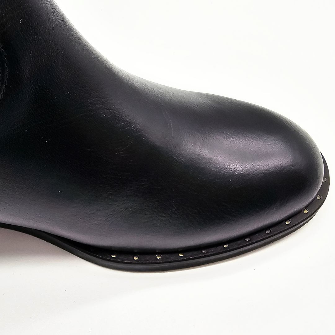 R25 - Genuine Leather tubular ankle boot with studded sole and internal rise