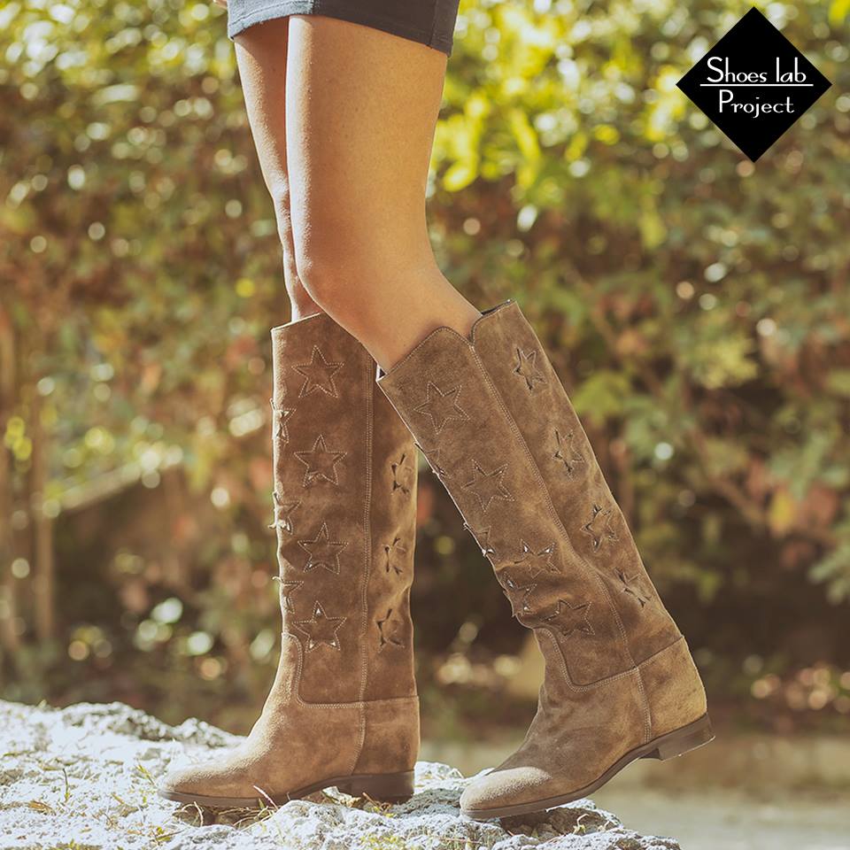 R30 STARS - Tubular boot in Bark Suede with stars and internal wedge