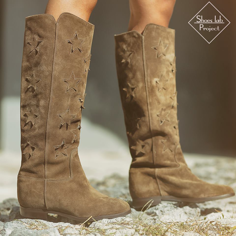 R30 STARS - Tubular boot in Bark Suede with stars and internal wedge