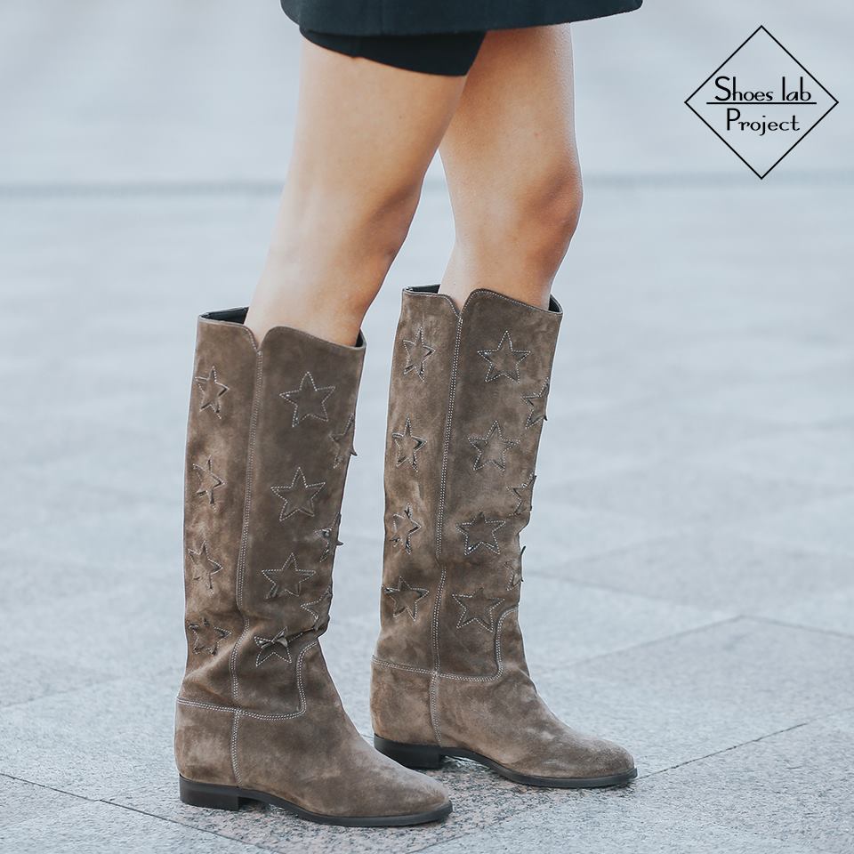 R30 STARS - Tubular boot in Bark Suede with stars and internal wedge