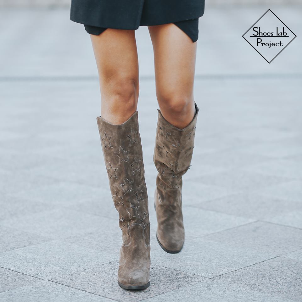 R30 STARS - Tubular boot in Bark Suede with stars and internal wedge