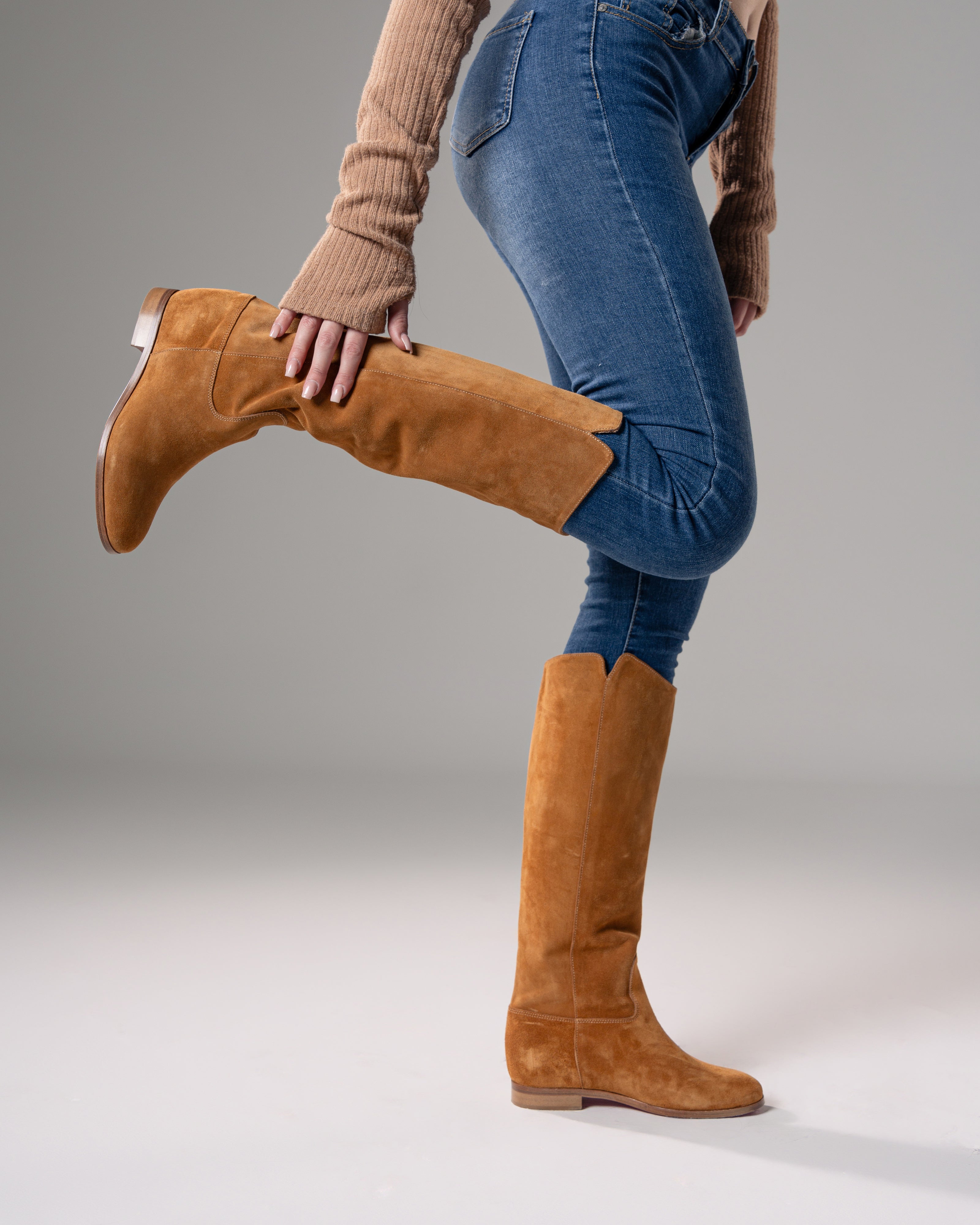 R40 - Tubular boot in real suede leather with internal lift