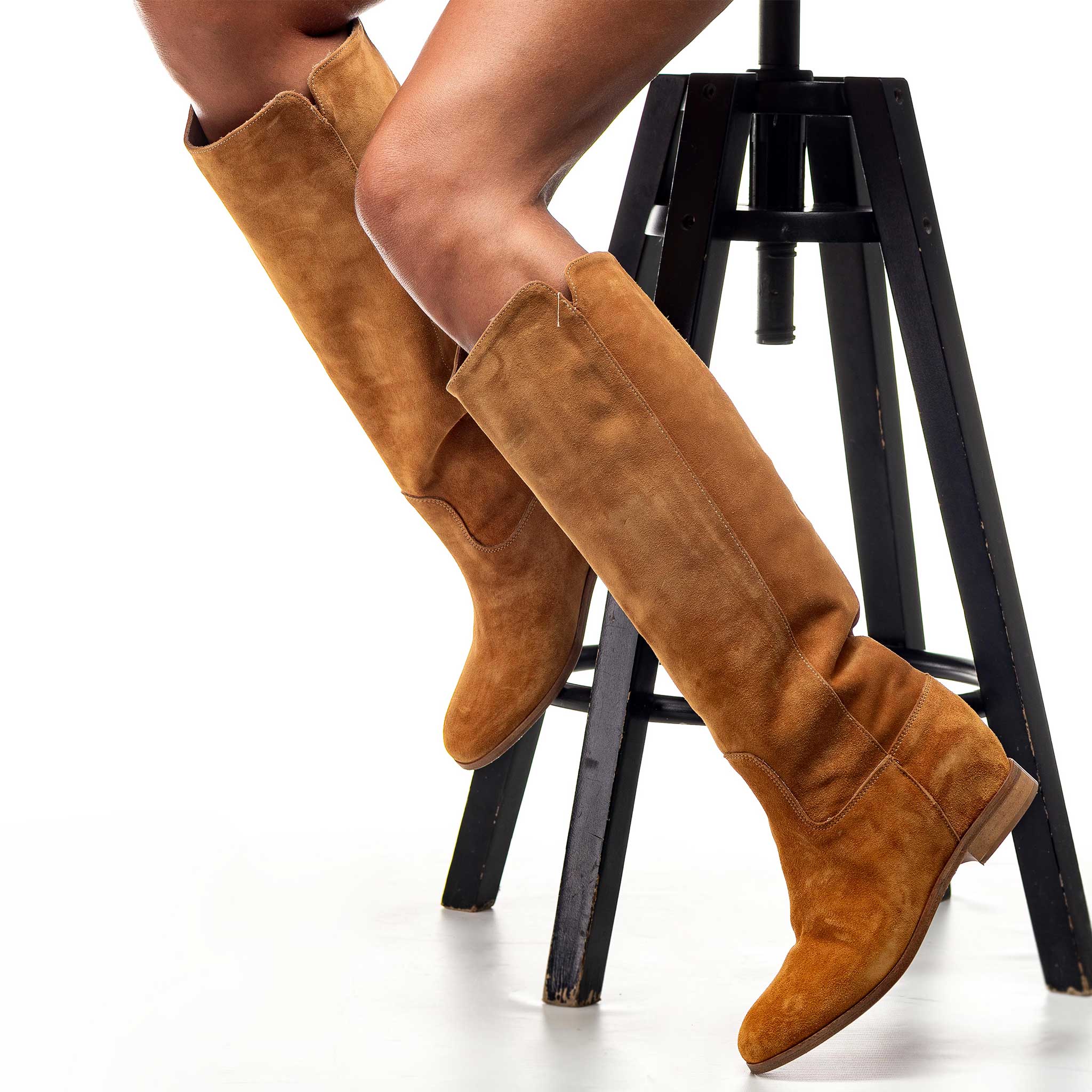 R40 - Tubular boot in real suede leather with internal lift