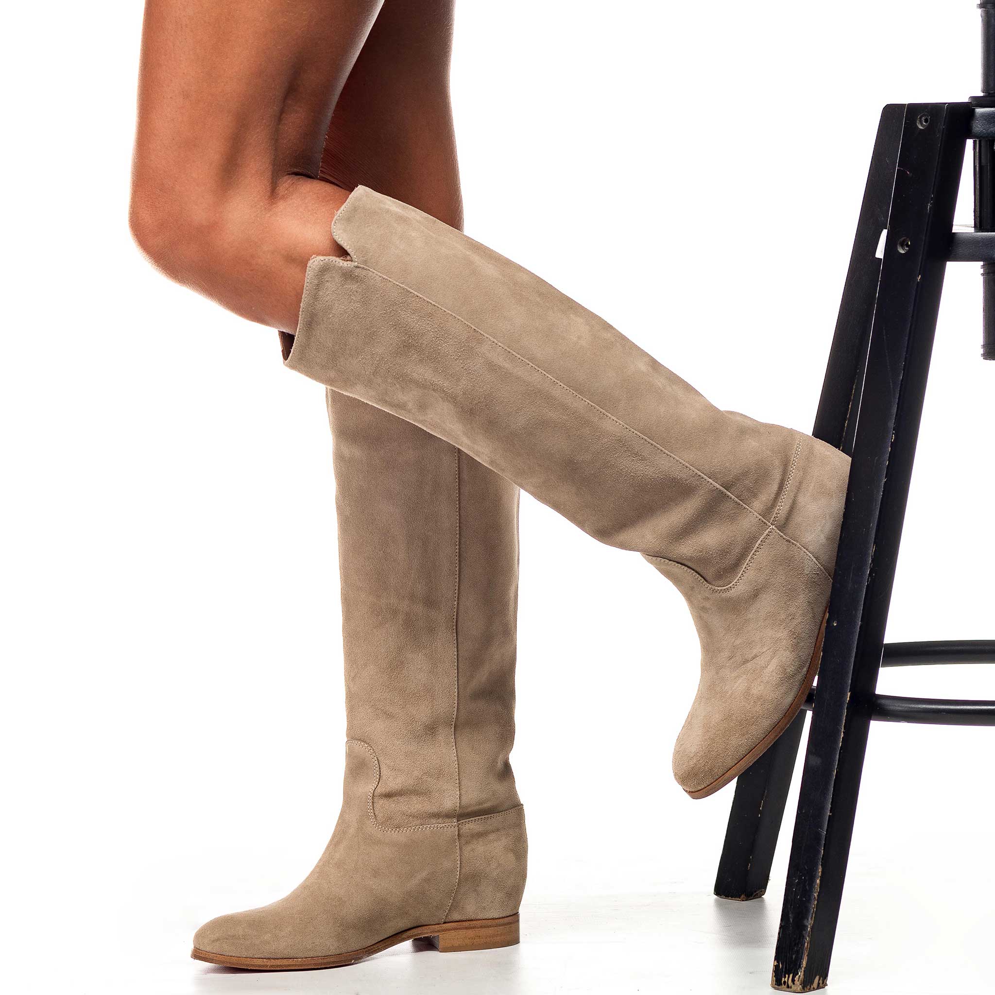 R40 - Tubular boot in real suede with internal lift